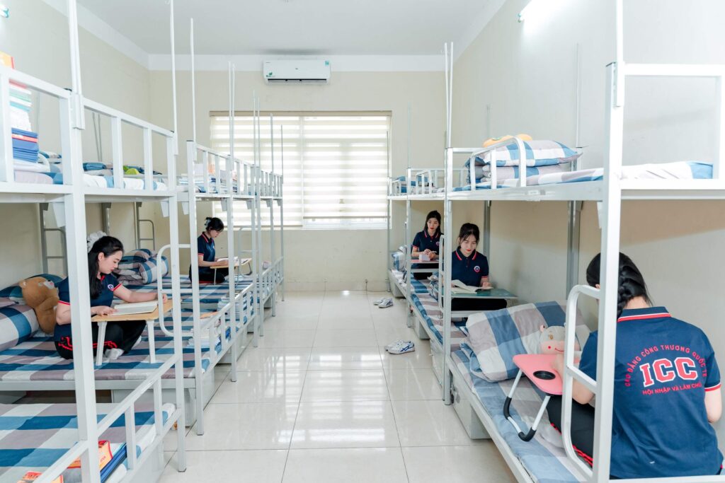 Ký túc xá nam và nữ ở hai khu vực riêng biệt, được trang bị điều hoà hai chiều và hệ thống giường, chăn đệm, khu vệ sinh đầy đủ Ký túc xá nam và nữ ở hai khu vực riêng biệt, được trang bị điều hoà hai chiều và hệ thống giường, chăn đệm, khu vệ sinh đầy đủ