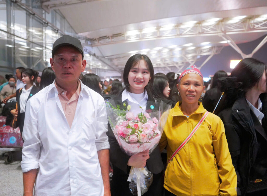 Rất đông phụ huynh có mặt ở sân bay để tiễn con em mình lên đường thực tập. Rất đông phụ huynh có mặt ở sân bay để tiễn con em mình lên đường thực tập.