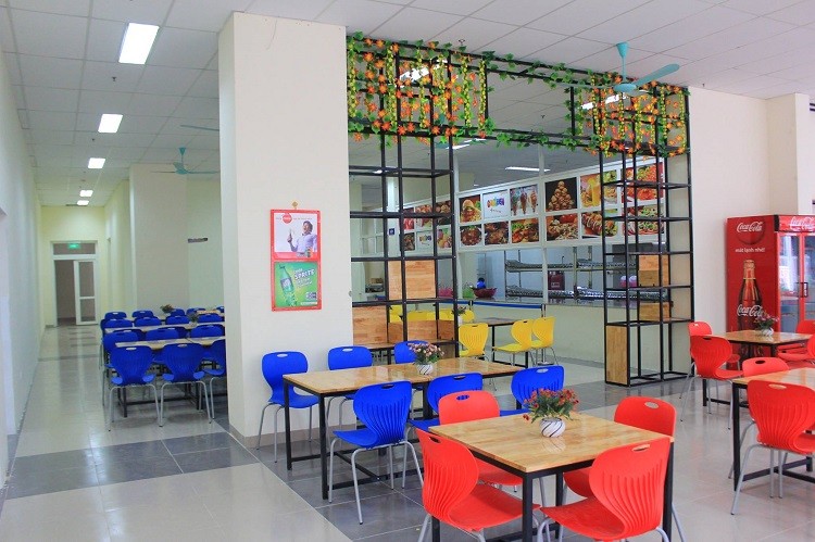 Diện tích mỗi phòng tại KTX Mỹ Đình là 45m2 cho 6 sinh viên ở, trung bình diện tích sử dụng tối đa là hơn 7m2/sinh viên rộng hơn so với diện tích trung bình 4m2/ sinh viên của các KTX khác trên địa bàn Hà Nội. Tại tầng dịch vụ có đầy đủ các dịch vụ phục vụ nhu cầu sinh hoạt và học tập của sinh viên gồm: phòng y tế, bưu điện và tín dụng, bách hóa văn phòng phẩm, thư viện, kho sách, phòng thể thao trong nhà, phòng dịch vụ internet, quầy giải khát, kho bếp, phòng ăn, phòng cắt tóc… phục vụ sinh viên. Diện tích mỗi phòng tại KTX Mỹ Đình là 45m2 cho 6 sinh viên ở, trung bình diện tích sử dụng tối đa là hơn 7m2/sinh viên rộng hơn so với diện tích trung bình 4m2/ sinh viên của các KTX khác trên địa bàn Hà Nội. Tại tầng dịch vụ có đầy đủ các dịch vụ phục vụ nhu cầu sinh hoạt và học tập của sinh viên gồm: phòng y tế, bưu điện và tín dụng, bách hóa văn phòng phẩm, thư viện, kho sách, phòng thể thao trong nhà, phòng dịch vụ internet, quầy giải khát, kho bếp, phòng ăn, phòng cắt tóc… phục vụ sinh viên.