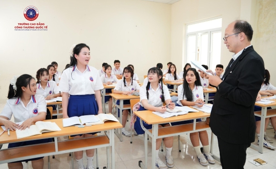 Sinh viên Cao đẳng Công thương Quốc tế học với chuyên gia từ Nhật Bản.