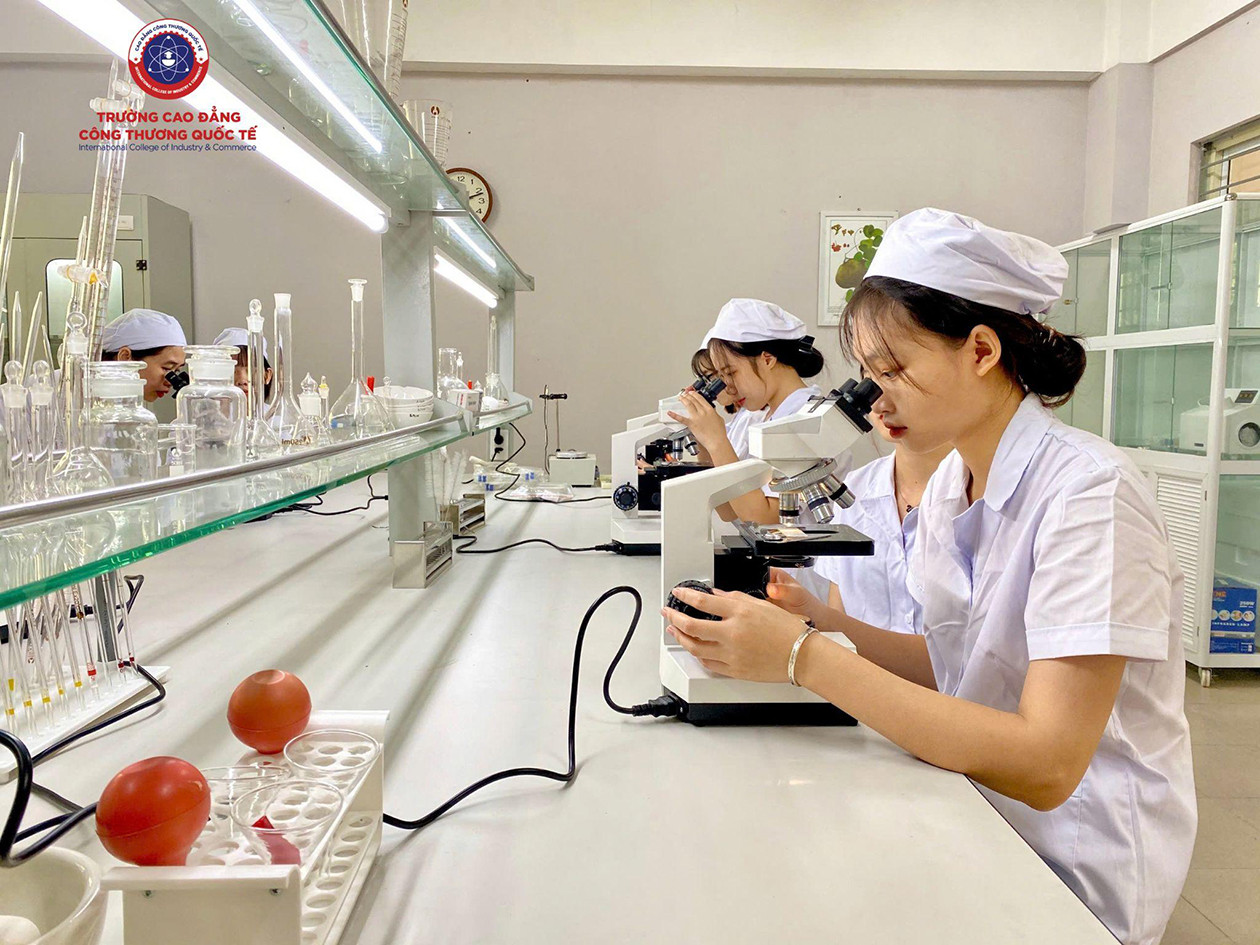 Sinh viên Cao đẳng Công thương Quốc tế được đào tạo trong môi trường thực tiễn Sinh viên Cao đẳng Công thương Quốc tế được đào tạo trong môi trường thực tiễn