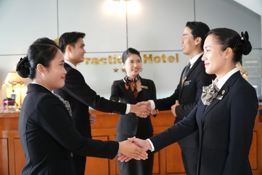 Cơ hội việc làm rộng mở khi tốt nghiệp chuyên ngành Du lịch - Nhà hàng - Khách sạn. Cơ hội việc làm rộng mở khi tốt nghiệp chuyên ngành Du lịch - Nhà hàng - Khách sạn.