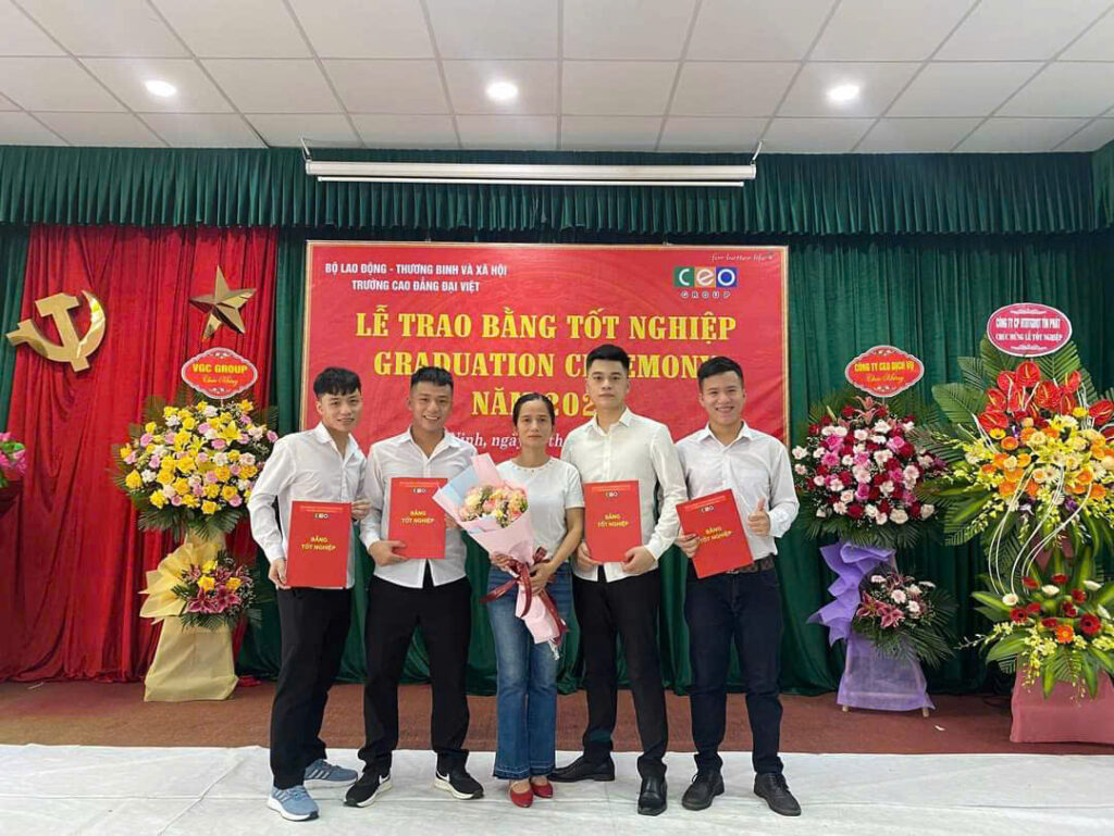 Tại ICC, Long (đứng thứ hai từ bên phải sang) được học tập trong môi trường năng động, sáng tạo được rèn luyện kỹ năng nghề nghiệp phát triển toàn diện Tại ICC, Long (đứng thứ hai từ bên phải sang) được học tập trong môi trường năng động, sáng tạo được rèn luyện kỹ năng nghề nghiệp phát triển toàn diện