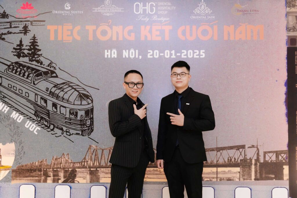 Nguyễn Văn Long (đứng bên phải) – cựu sinh viên ICC, hiện là quản lý khách sạn Oriental Jade Hà Nội Nguyễn Văn Long (đứng bên phải) – cựu sinh viên ICC, hiện là quản lý khách sạn Oriental Jade Hà Nội