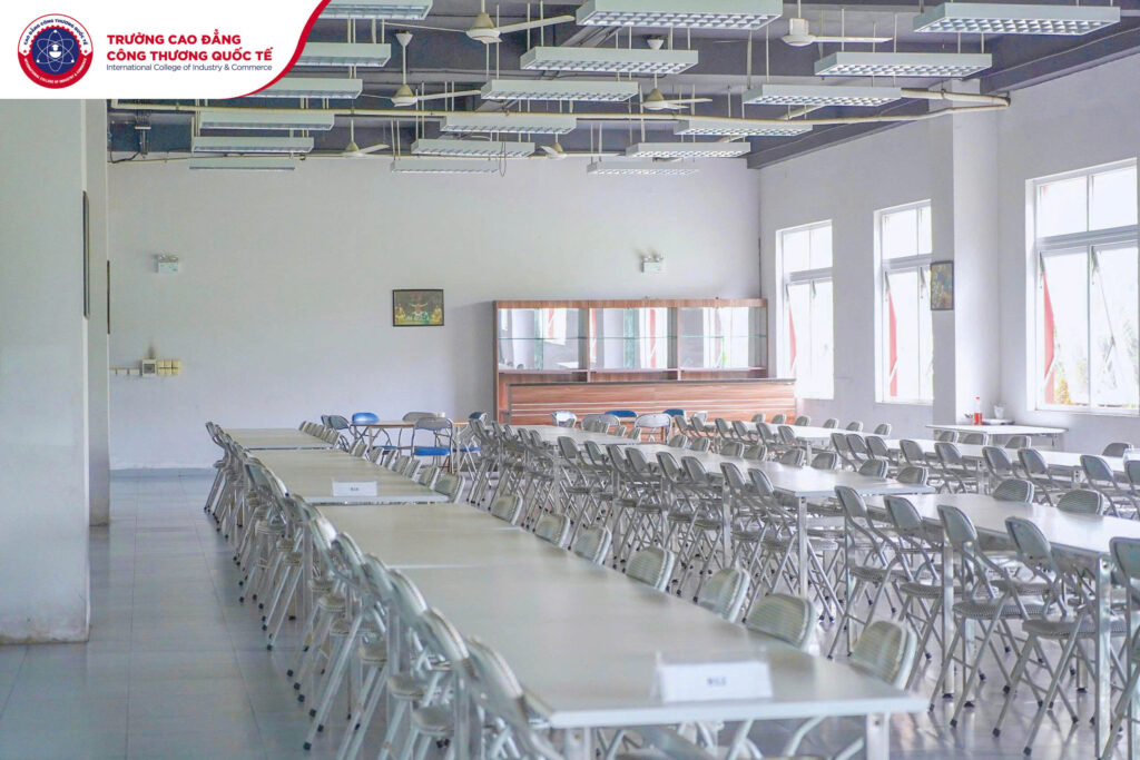 Khu vực căng tin sạch sẽ, mát mẻ là nơi sinh viên Cao đẳng Công thương Quốc tế thưởng thức các bữa ăn. Khu vực căng tin sạch sẽ, mát mẻ là nơi sinh viên Cao đẳng Công thương Quốc tế thưởng thức các bữa ăn.