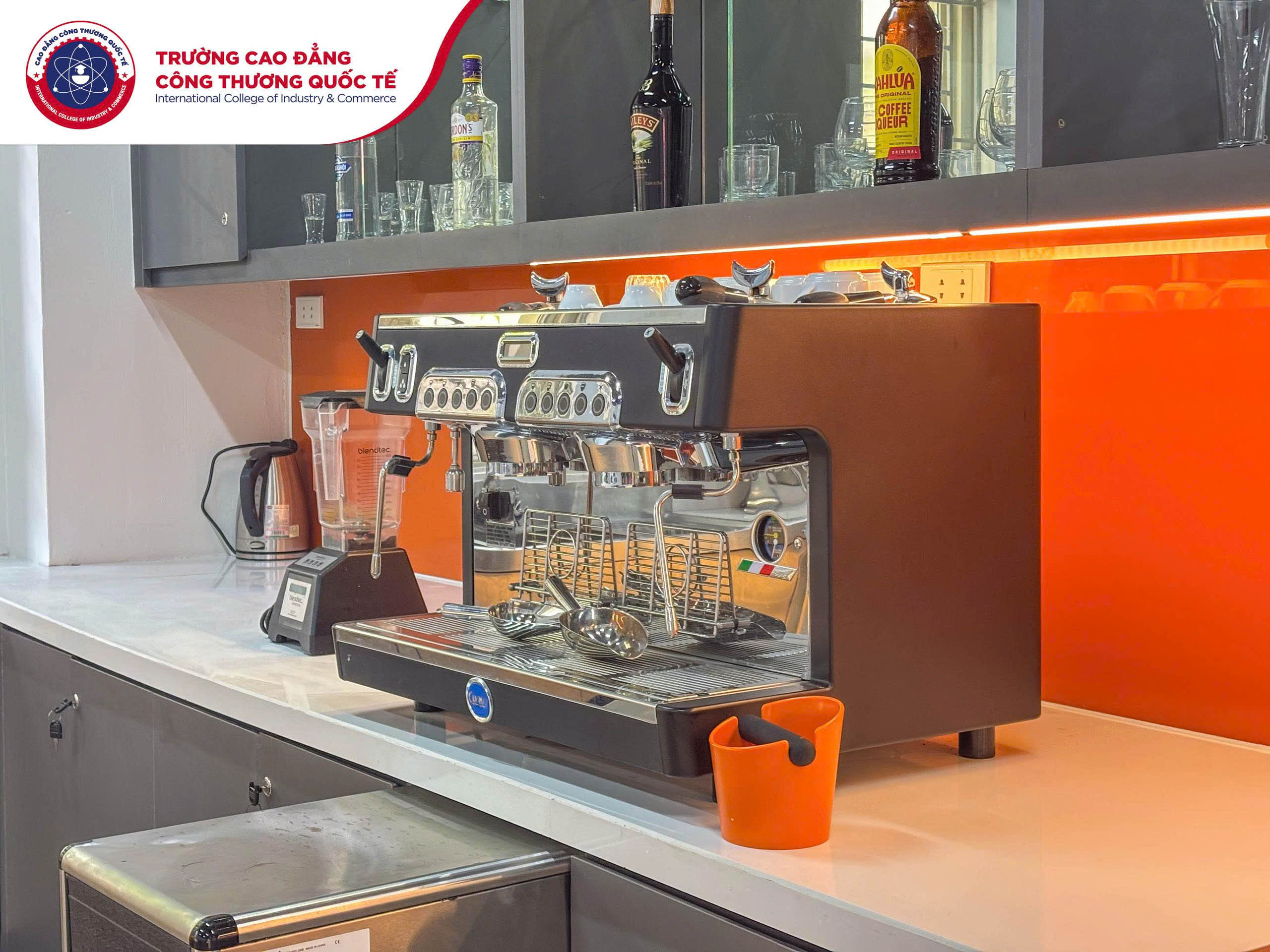 Quầy thực hành Bartender với đầy đủ quầy bar, ly tách, dụng cụ pha chế chuyên nghiệp