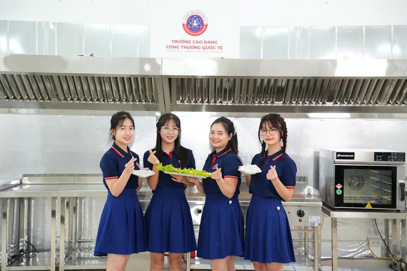 Không gian thực hành bếp khang trang, đầy đủ trang thiết bị như trong bếp của khách sạn 4–5 sao