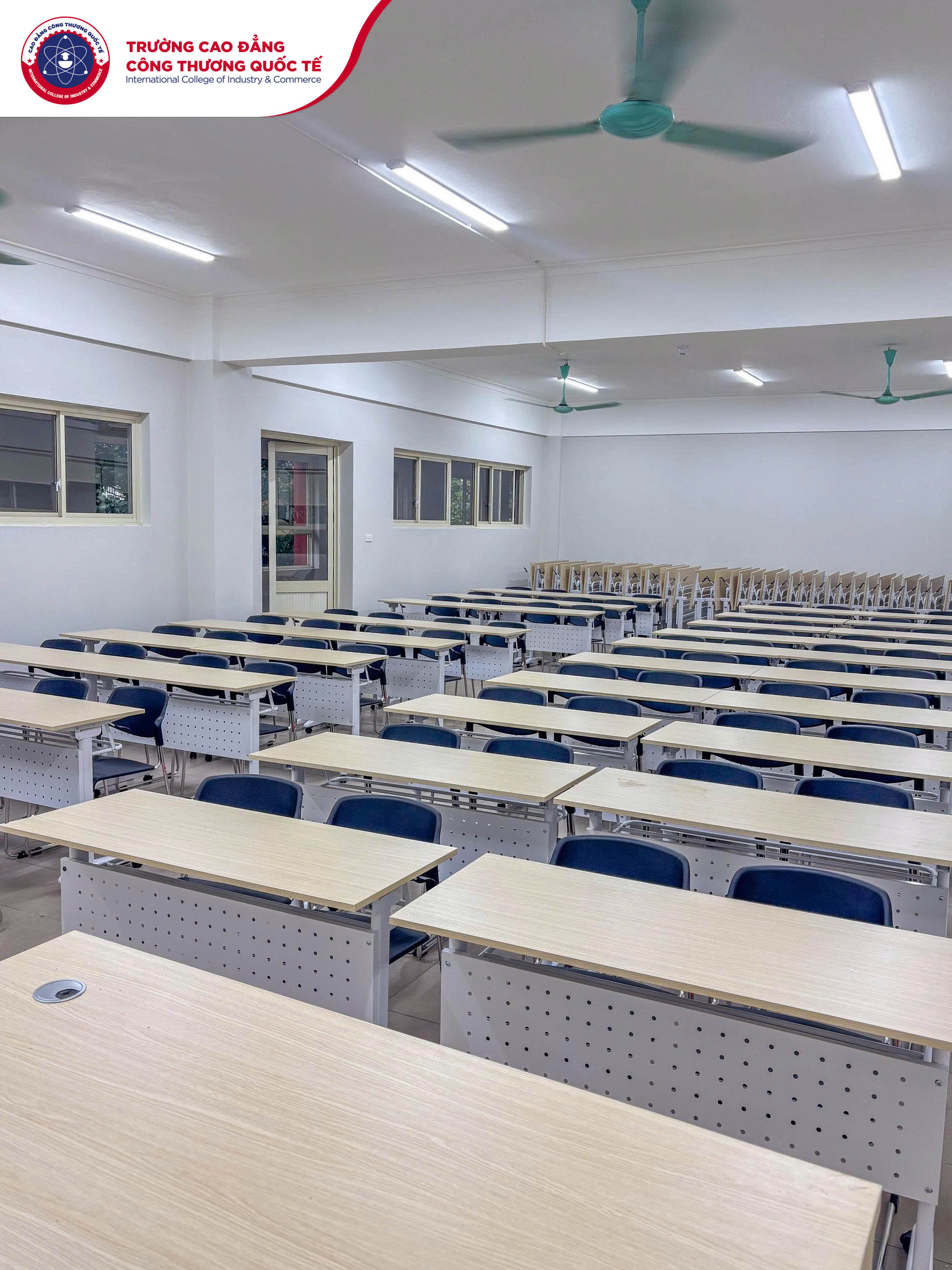  Lớp học lý thuyết với bàn ghế được sắp xếp khoa học, ánh sáng đầy đủ