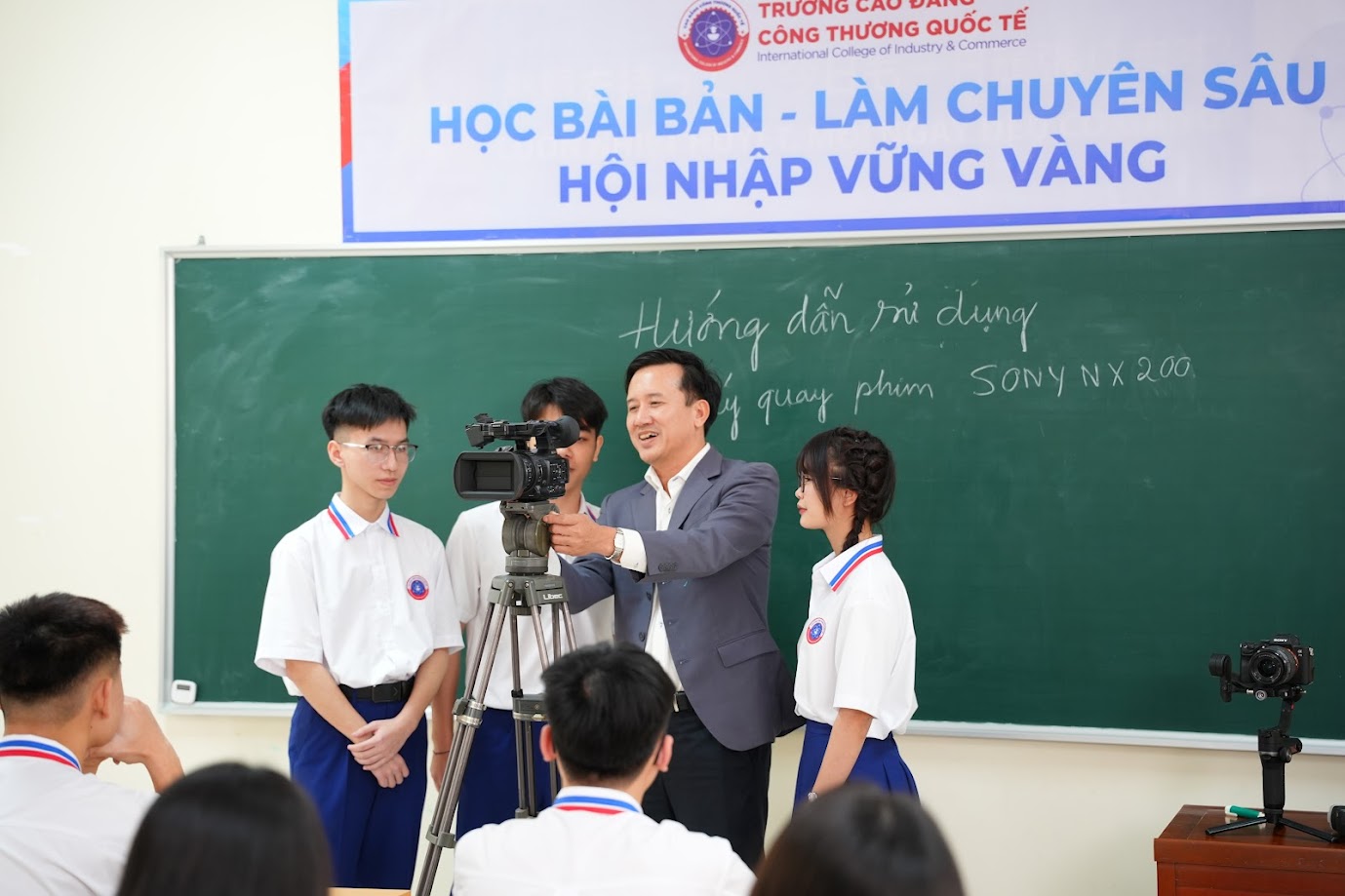Cao đẳng Công thương Quốc tế là đơn vị đào tạo các chuyên gia về Thiết kế đồ hoạ. Cao đẳng Công thương Quốc tế là đơn vị đào tạo các chuyên gia về Thiết kế đồ hoạ.