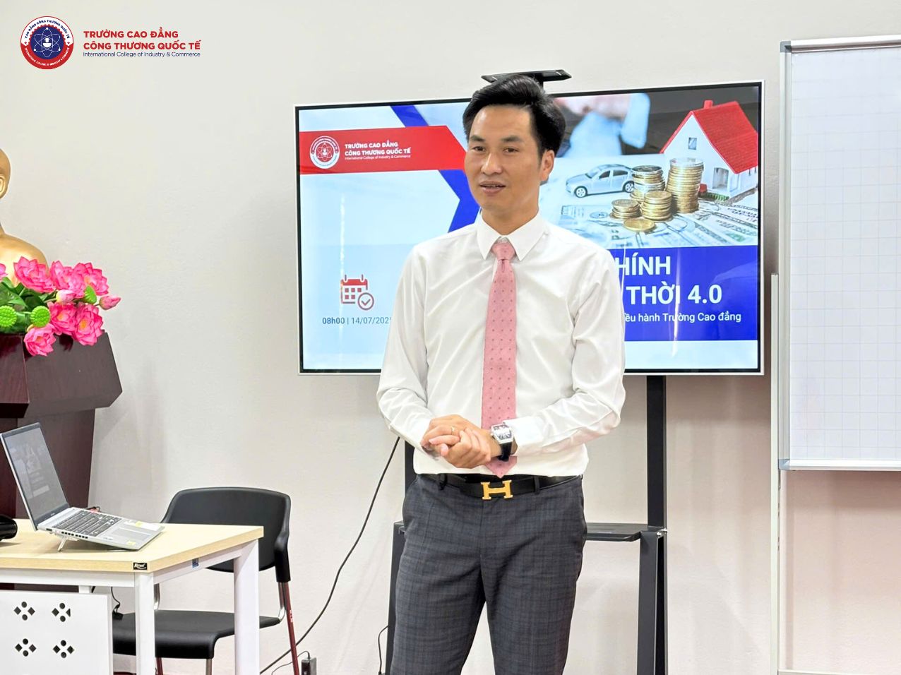 Thầy Hoàng Gia Thịnh - Giám đốc Điều hành trường Cao đẳng Công thương Quốc tế chia sẻ với các bạn tân sinh viên K17