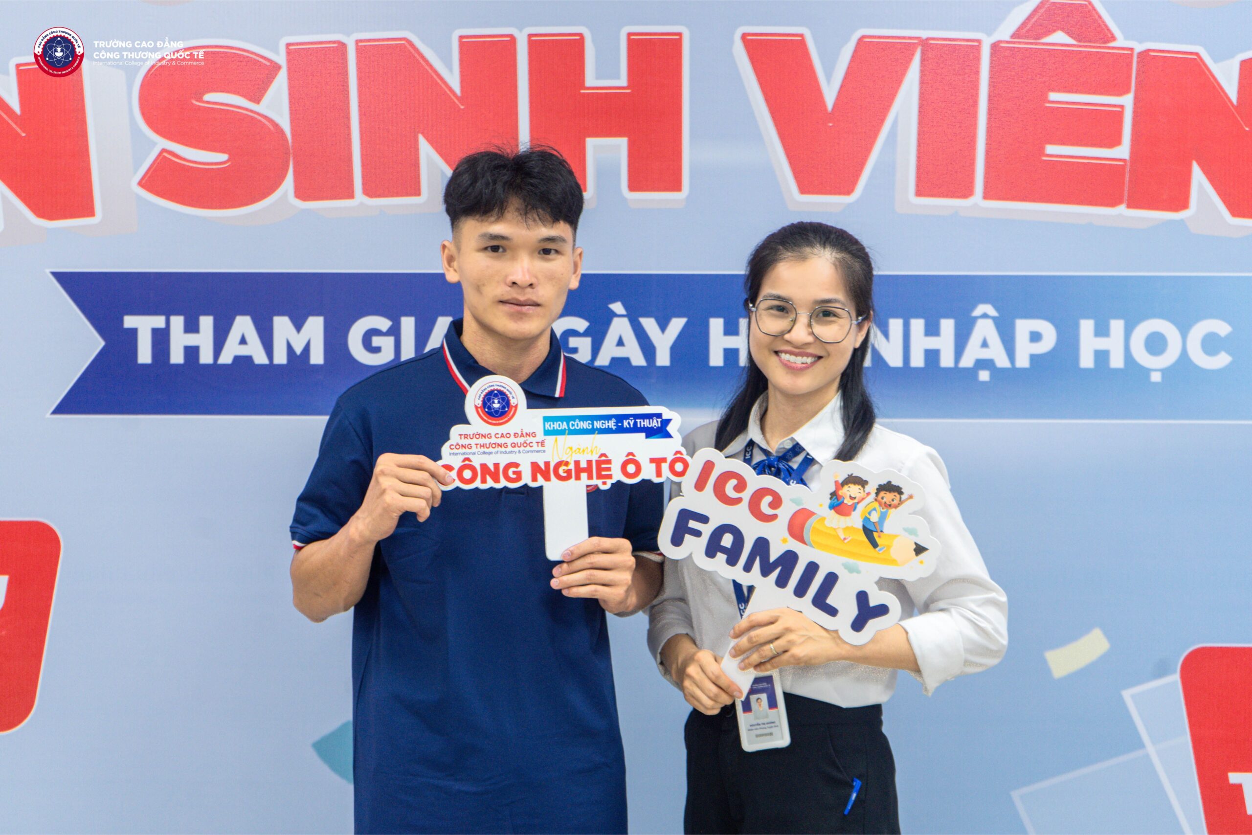 Thầy cô tại ICC nhiệt tình động viên, giúp đỡ em Bình 