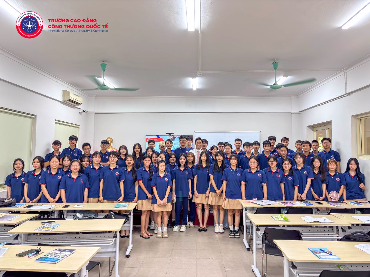 Tân sinh viên K17 tham gia buổi định hướng “Tư duy tài chính – Nghề nghiệp thời 4.0”