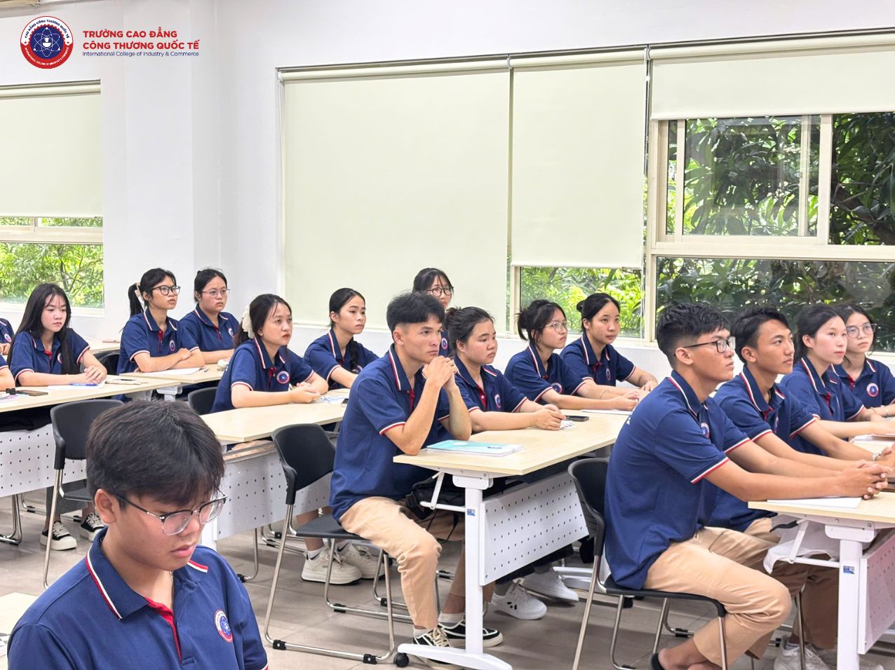 Tân sinh viên chăm chú lắng nghe những chia sẻ từ thầy 