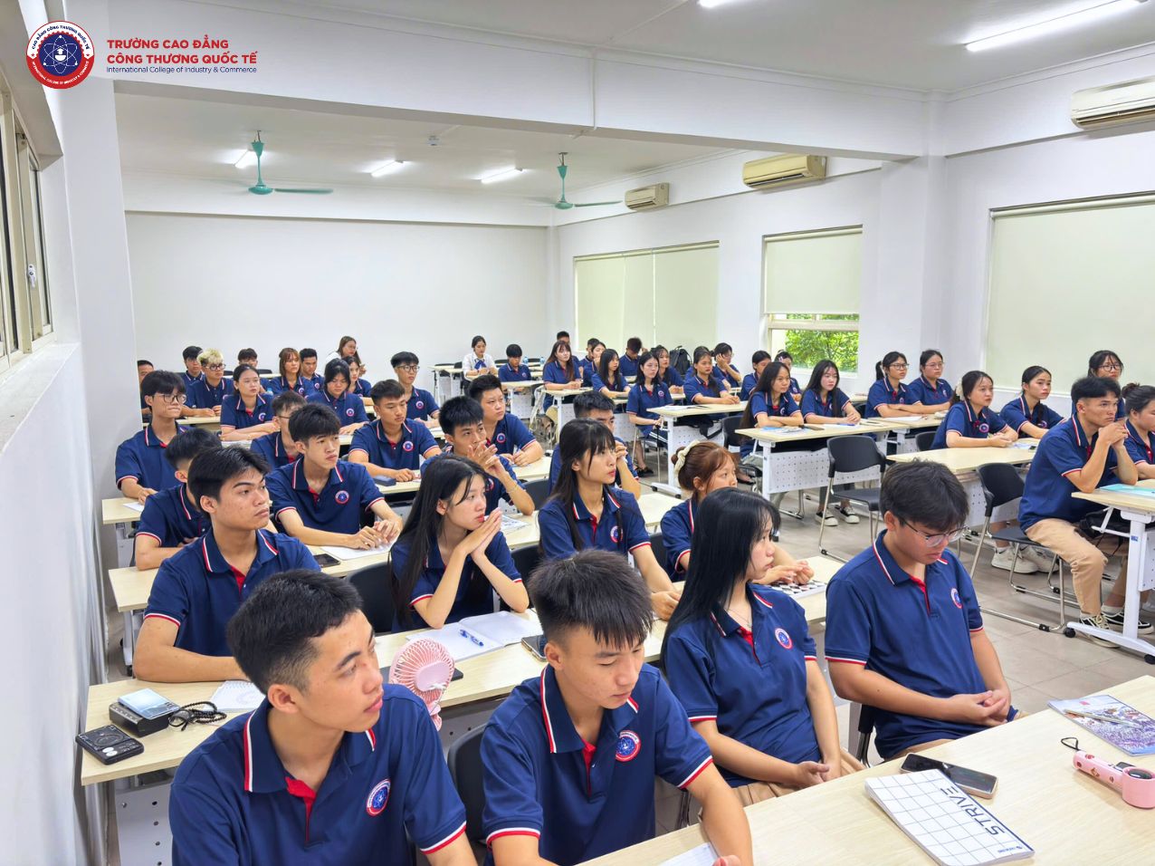 Sinh viên K17 trường Cao đẳng Công thương Quốc tế. Sinh viên K17 trường Cao đẳng Công thương Quốc tế.