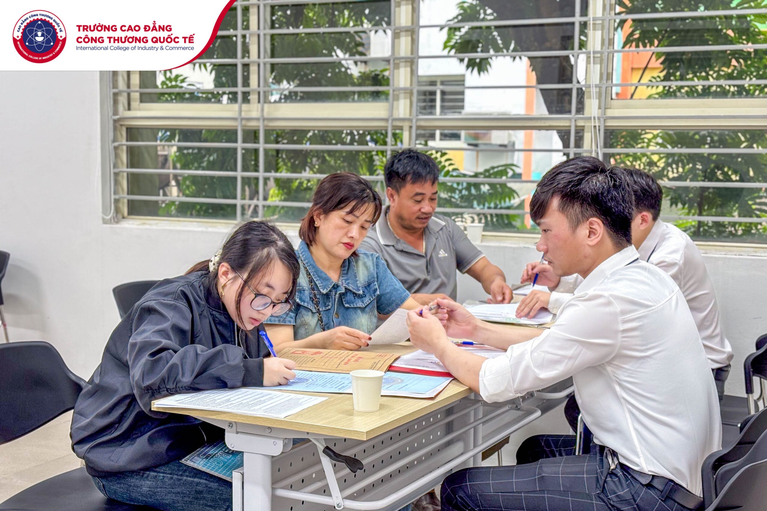 Phụ huynh và thí sinh vượt bão Wipha nhập học tại ICC