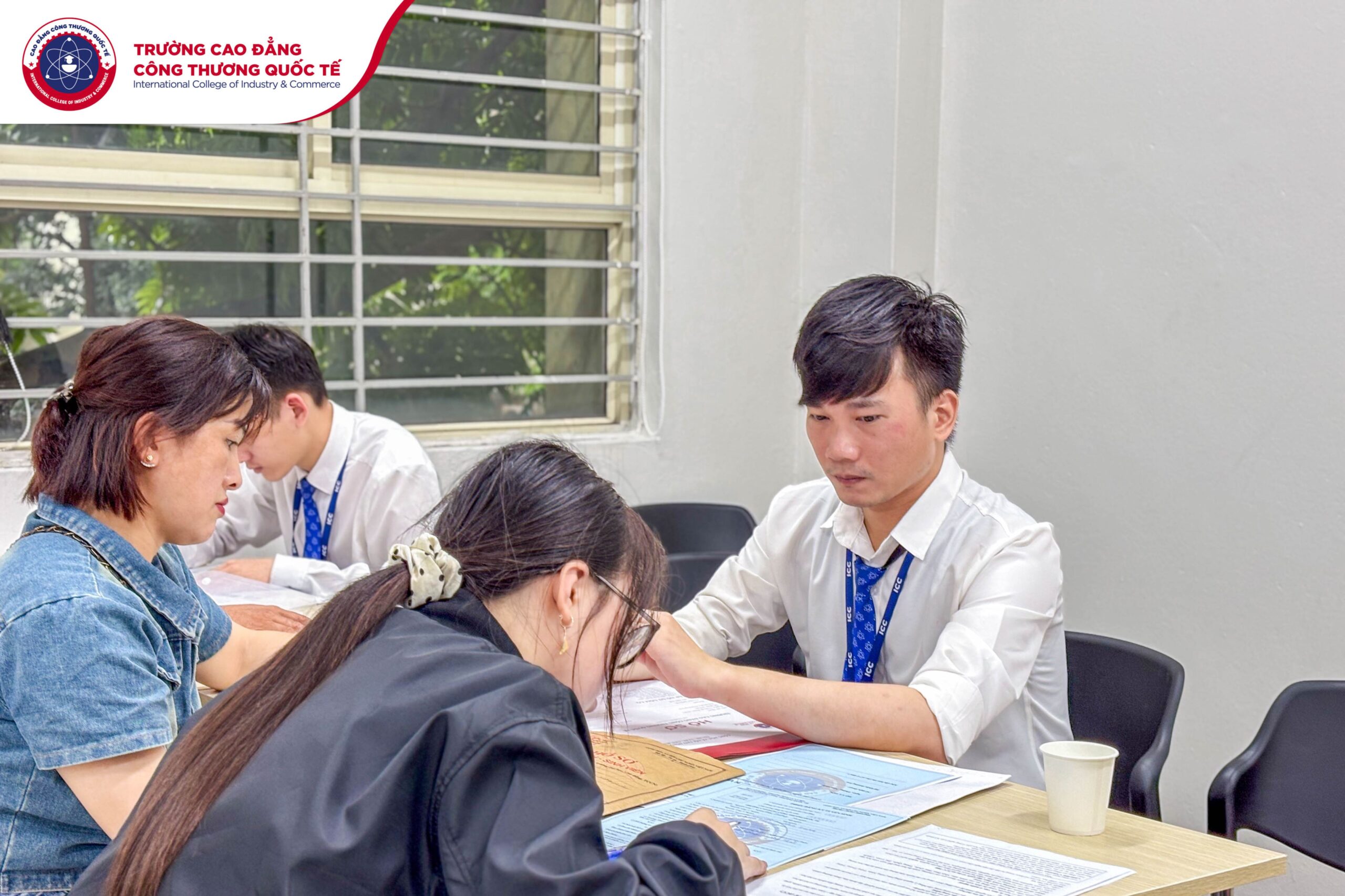 Tân sinh viên dưới sự hướng dẫn tận tình của thầy cô, hoàn thành thủ tục nhập học một cách nhanh chóng Tân sinh viên dưới sự hướng dẫn tận tình của thầy cô, hoàn thành thủ tục nhập học một cách nhanh chóng