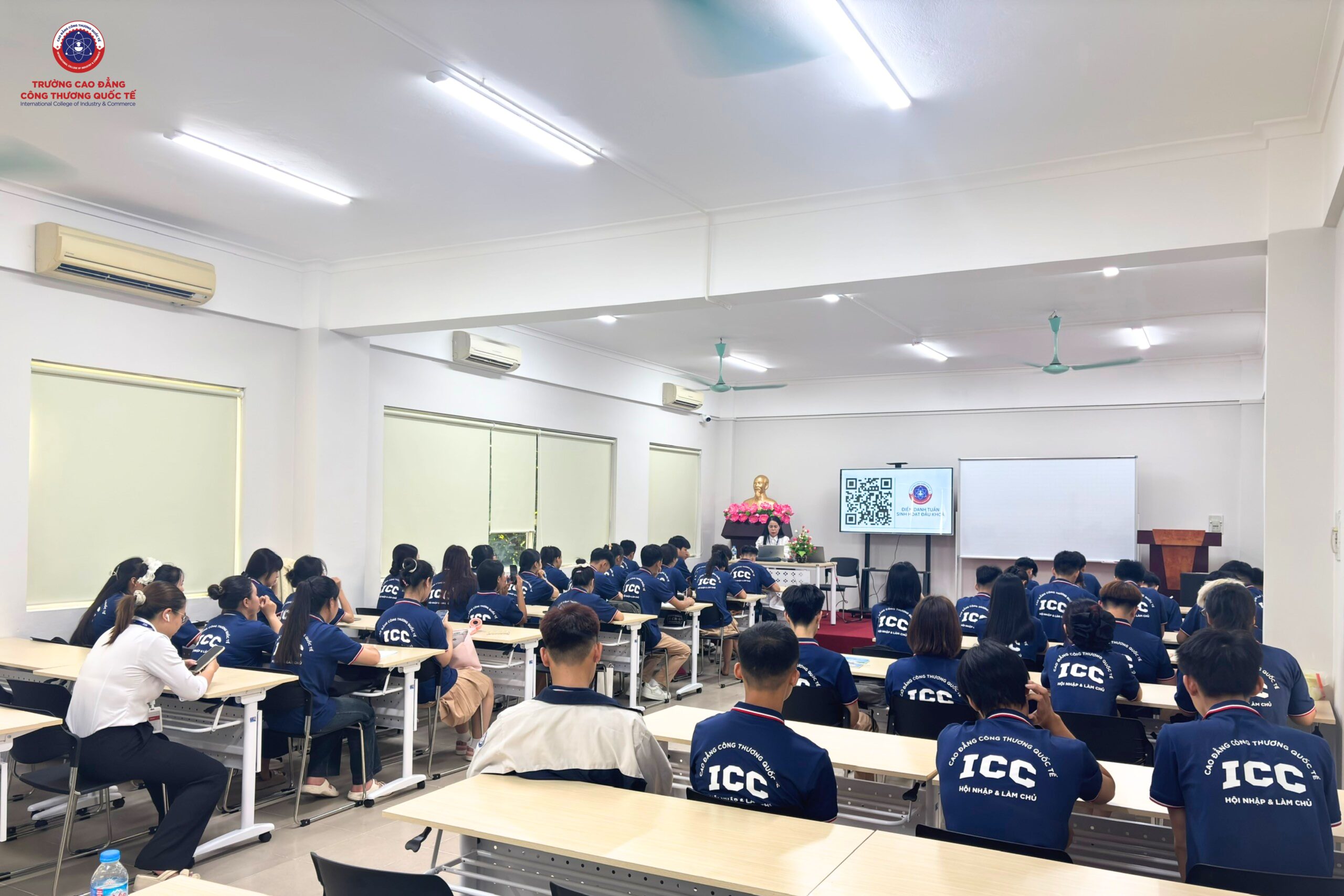 Tân sinh viên Cao đẳng Công thương tham gia buổi giáo dục đầu khóa Tân sinh viên Cao đẳng Công thương tham gia buổi giáo dục đầu khóa