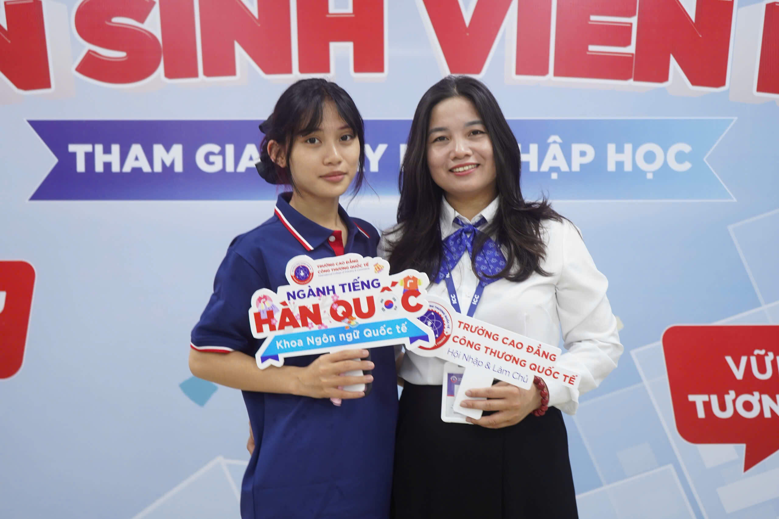 Đội ngũ cán bộ nhân viên, thầy cô giáo hỗ trợ tân sinh viên nhiệt tình Đội ngũ cán bộ nhân viên, thầy cô giáo hỗ trợ tân sinh viên nhiệt tình
