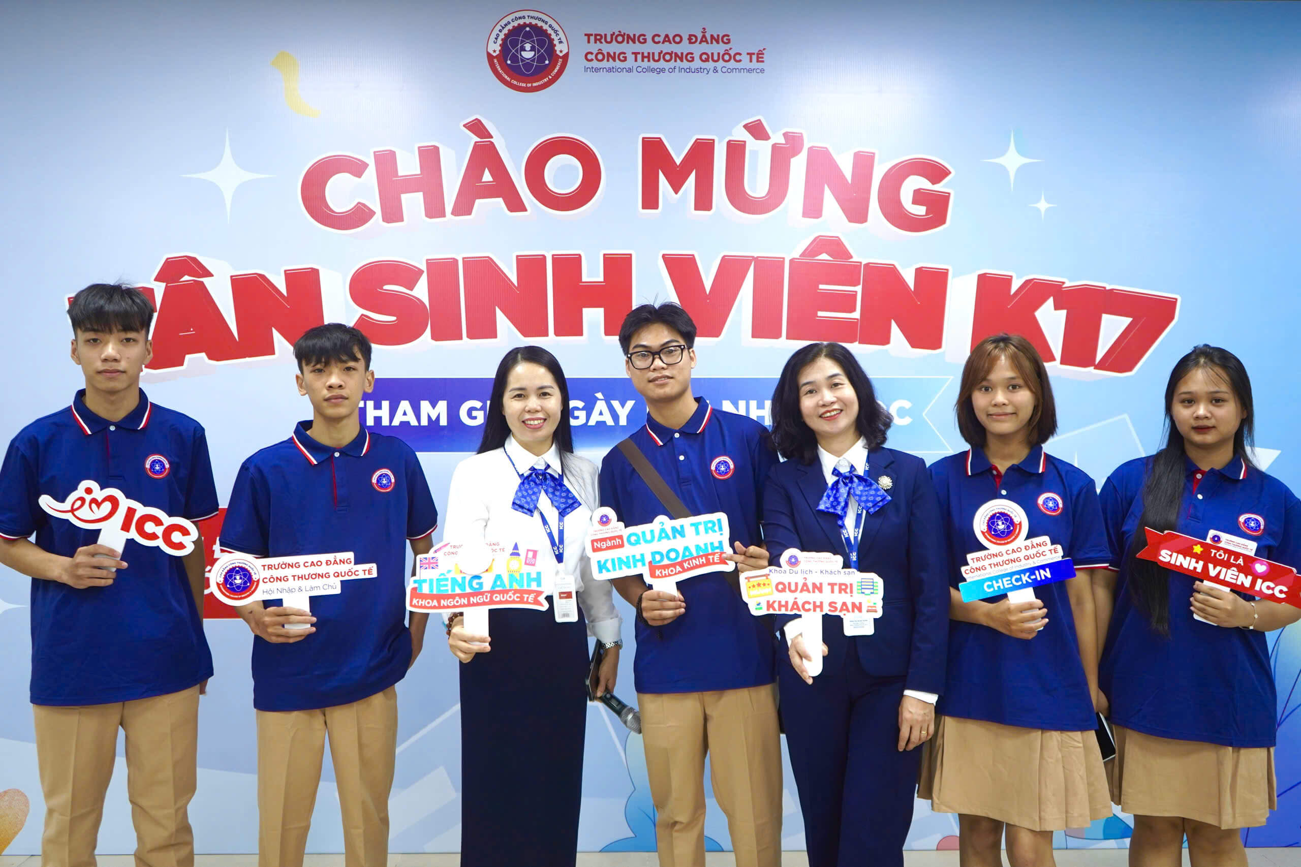 Các bạn tân sinh viên phấn khởi check - in Các bạn tân sinh viên phấn khởi check - in