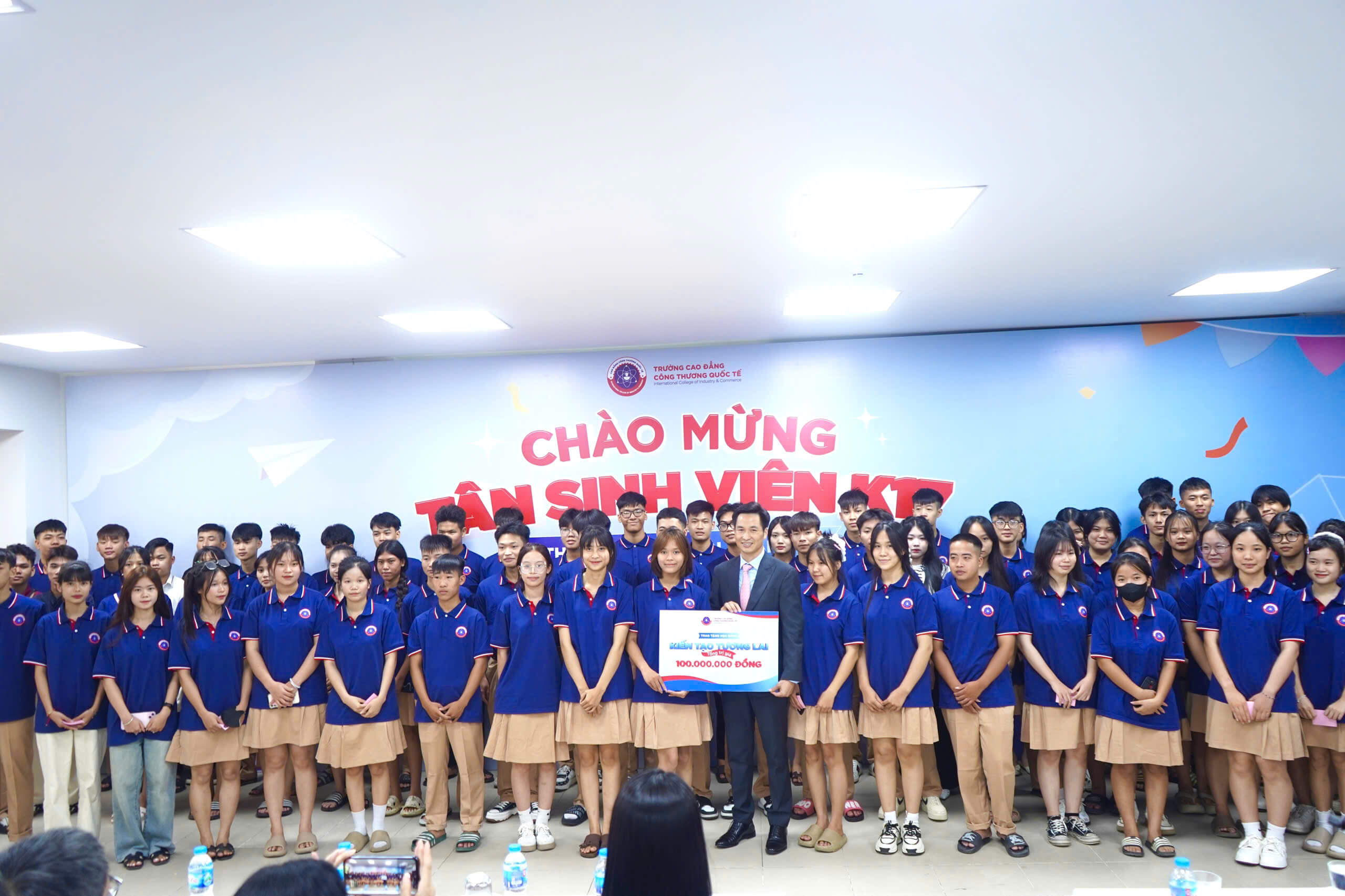 Thầy Hoàng Gia Thịnh - Chủ tịch HĐQT ICC Group trao học bổng cho các bạn tân sinh viên Thầy Hoàng Gia Thịnh - Chủ tịch HĐQT ICC Group trao học bổng cho các bạn tân sinh viên