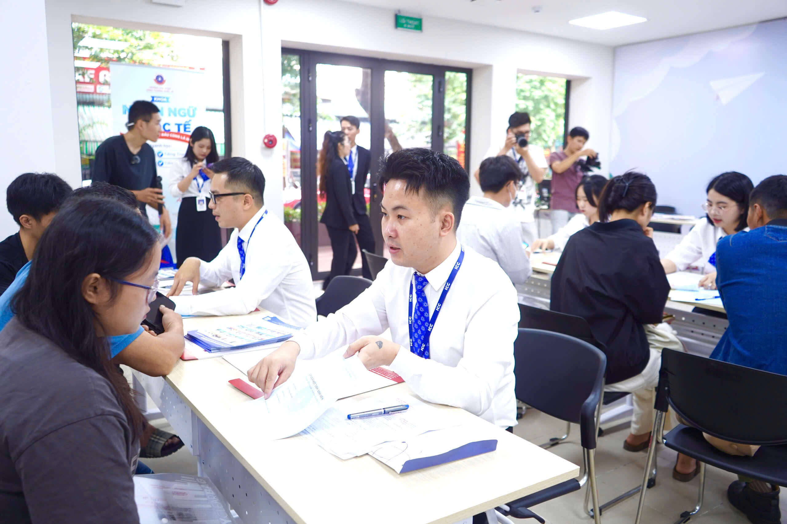 Các khu vực làm thủ tục nhập học được bố trí khoa học Các khu vực làm thủ tục nhập học được bố trí khoa học