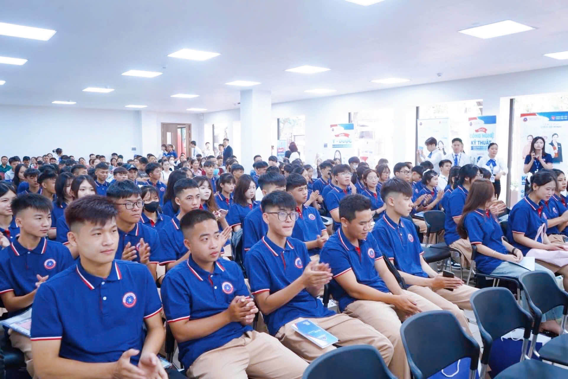 Đông đảo các bậc phụ huynh cùng các em tân sinh viên K17 có mặt tại trường để làm thủ tục nhập học Đông đảo các bậc phụ huynh cùng các em tân sinh viên K17 có mặt tại trường để làm thủ tục nhập học