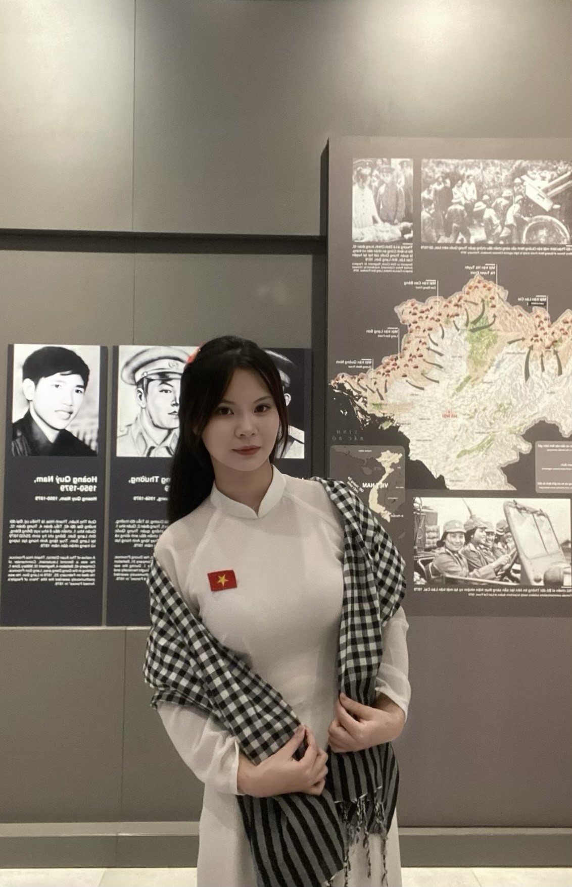 Nữ sinh Quách Hoài Linh duyên dáng trong tà áo dài. Nữ sinh Quách Hoài Linh duyên dáng trong tà áo dài.