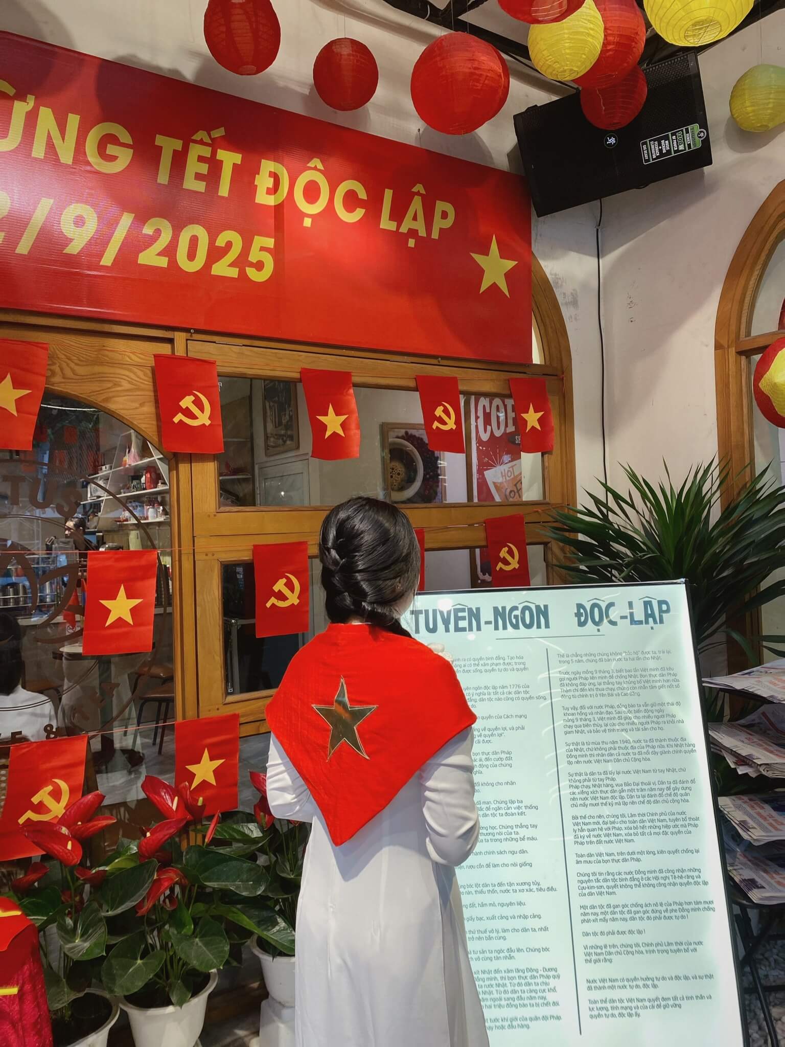 Nguyễn Thị Hồng Vân - sinh viên ngành Ngôn ngữ Trung tự hào khoác lên mình tà áo dài truyền thống trong ngày Tết Độc lập Nguyễn Thị Hồng Vân - sinh viên ngành Ngôn ngữ Trung tự hào khoác lên mình tà áo dài truyền thống trong ngày Tết Độc lập