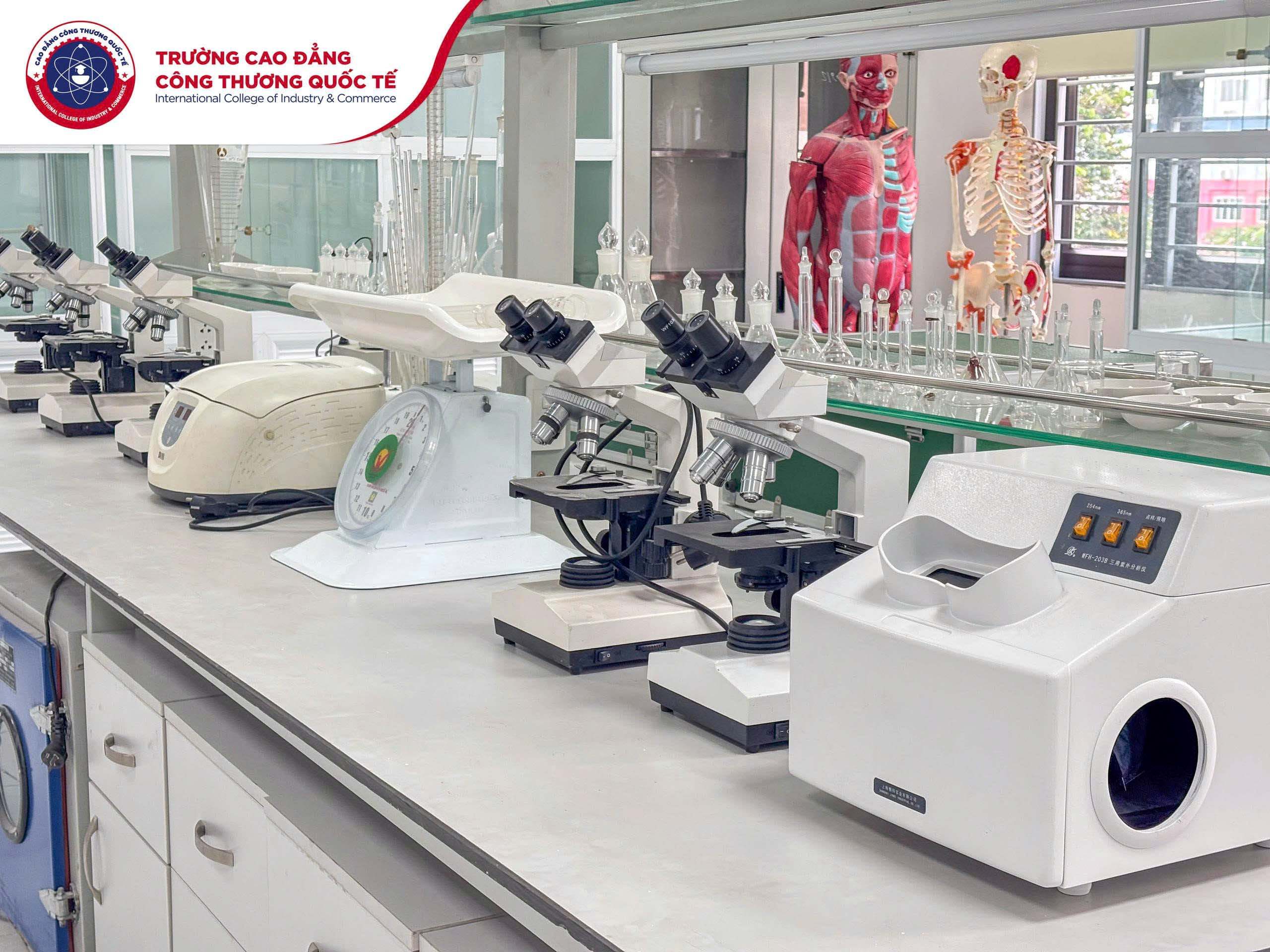 Phòng thực hành Y - Dược của Cao đẳng Công thương Quốc tế được trang bị đầy đủ thiết bị hiện đại. Phòng thực hành Y - Dược của Cao đẳng Công thương Quốc tế được trang bị đầy đủ thiết bị hiện đại.