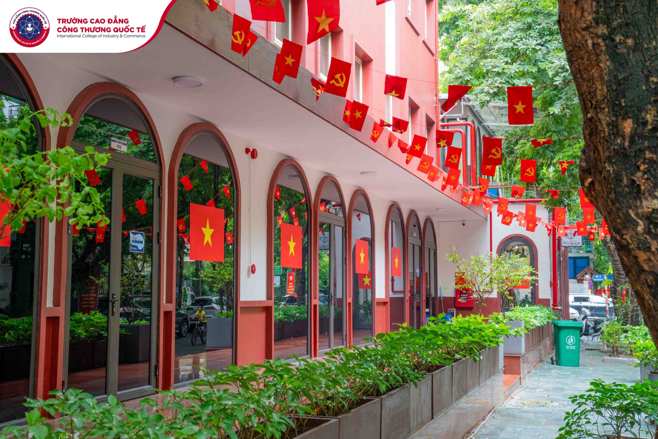 Cao đẳng Công thương Quốc tế ngập tràn sắc cờ đỏ tưng bừng chào mừng Quốc khánh 2-9 Cao đẳng Công thương Quốc tế ngập tràn sắc cờ đỏ tưng bừng chào mừng Quốc khánh 2-9