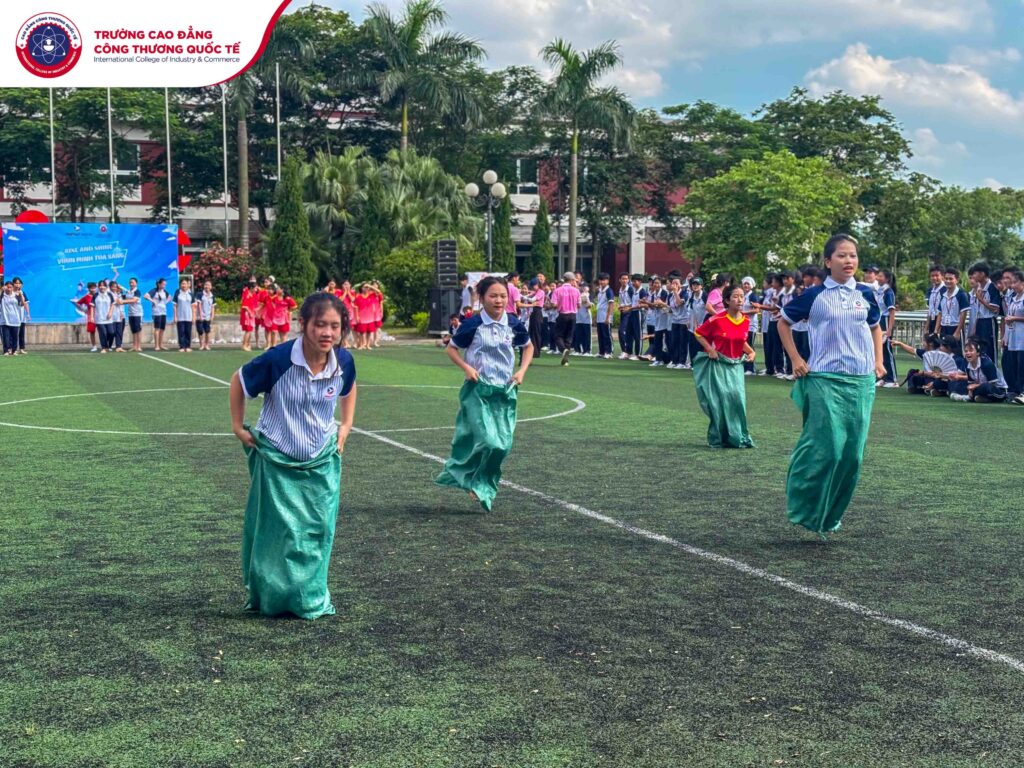 Nhiều trò chơi sôi động, vui vẻ được tổ chức. Nhiều trò chơi sôi động, vui vẻ được tổ chức.