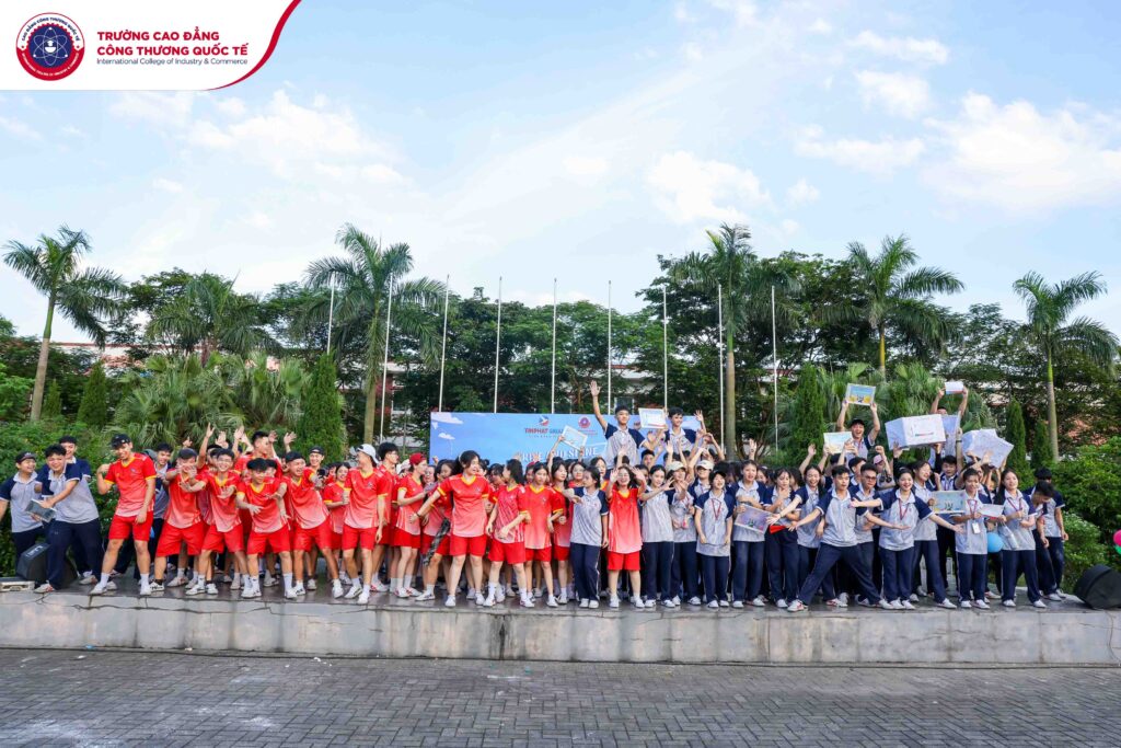 Sự kiện kết thúc tốt đẹp với vô vàn giải thưởng dành cho các bạn sinh viên. Sự kiện kết thúc tốt đẹp với vô vàn giải thưởng dành cho các bạn sinh viên.