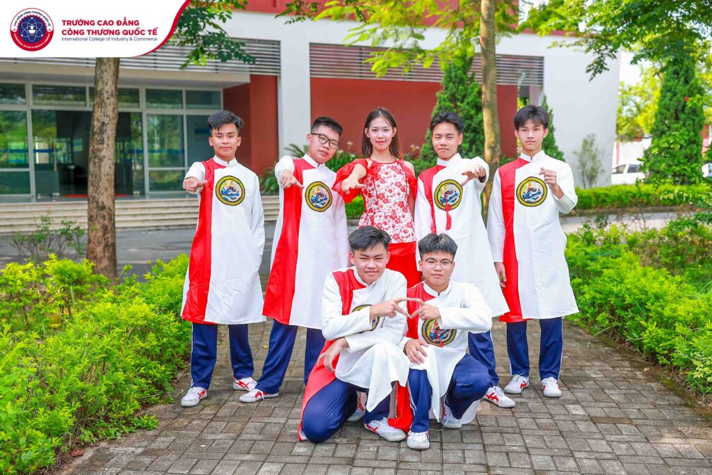 Chương trình là dịp gắn kết tình cảm, giúp các bạn sinh viên hiểu nhau hơn, đồng thời khích lệ tinh thần năng động, tự tin. Chương trình là dịp gắn kết tình cảm, giúp các bạn sinh viên hiểu nhau hơn, đồng thời khích lệ tinh thần năng động, tự tin.