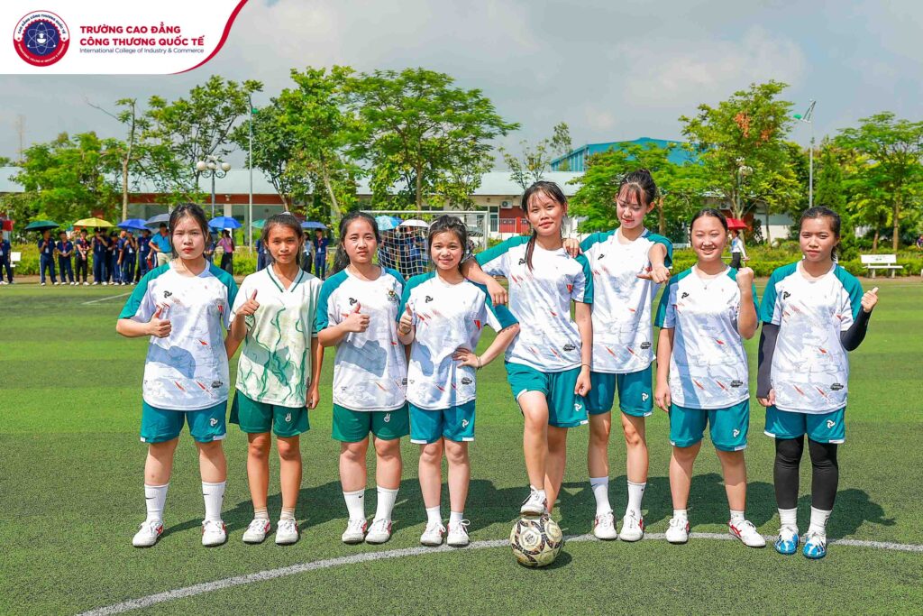 Đội bóng đá nữ đã có một ngày thi đấu cực kỳ nảy lửa. Đội bóng đá nữ đã có một ngày thi đấu cực kỳ nảy lửa.