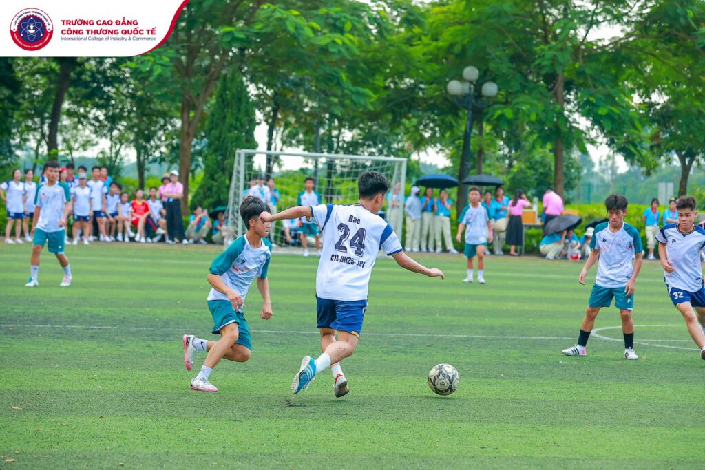 Các chàng trai đội bóng đá nam so giày trong trận giao lữu cùng Tín Phát Group trong trận đấu nảy lửa, đầy kịch tính. Các chàng trai đội bóng đá nam so giày trong trận giao lữu cùng Tín Phát Group trong trận đấu nảy lửa, đầy kịch tính.