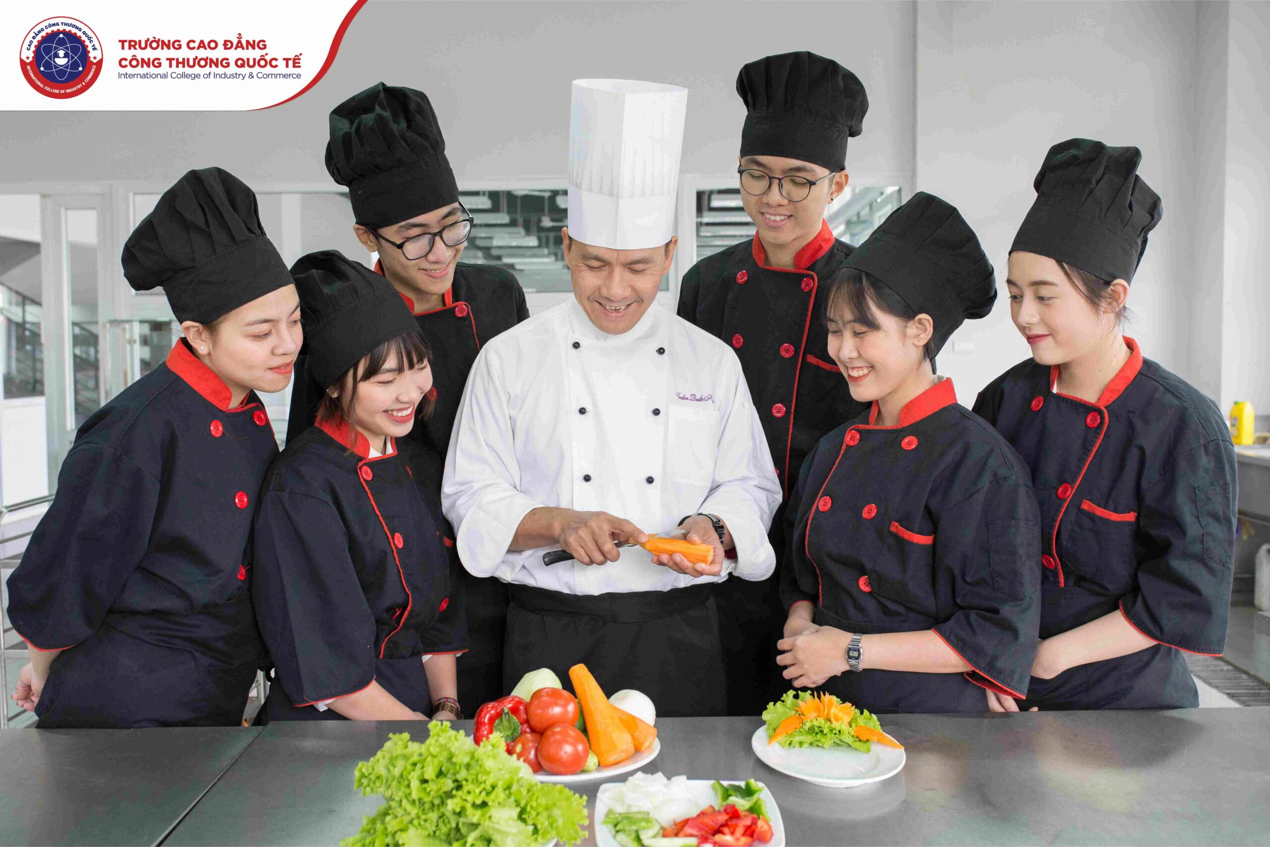 Sinh viên ngành Kỹ thuật chế biến món ăn được "cầm tay chỉ việc" bởi chuyên gia giàu kinh nghiệm. Sinh viên ngành Kỹ thuật chế biến món ăn được "cầm tay chỉ việc" bởi chuyên gia giàu kinh nghiệm.