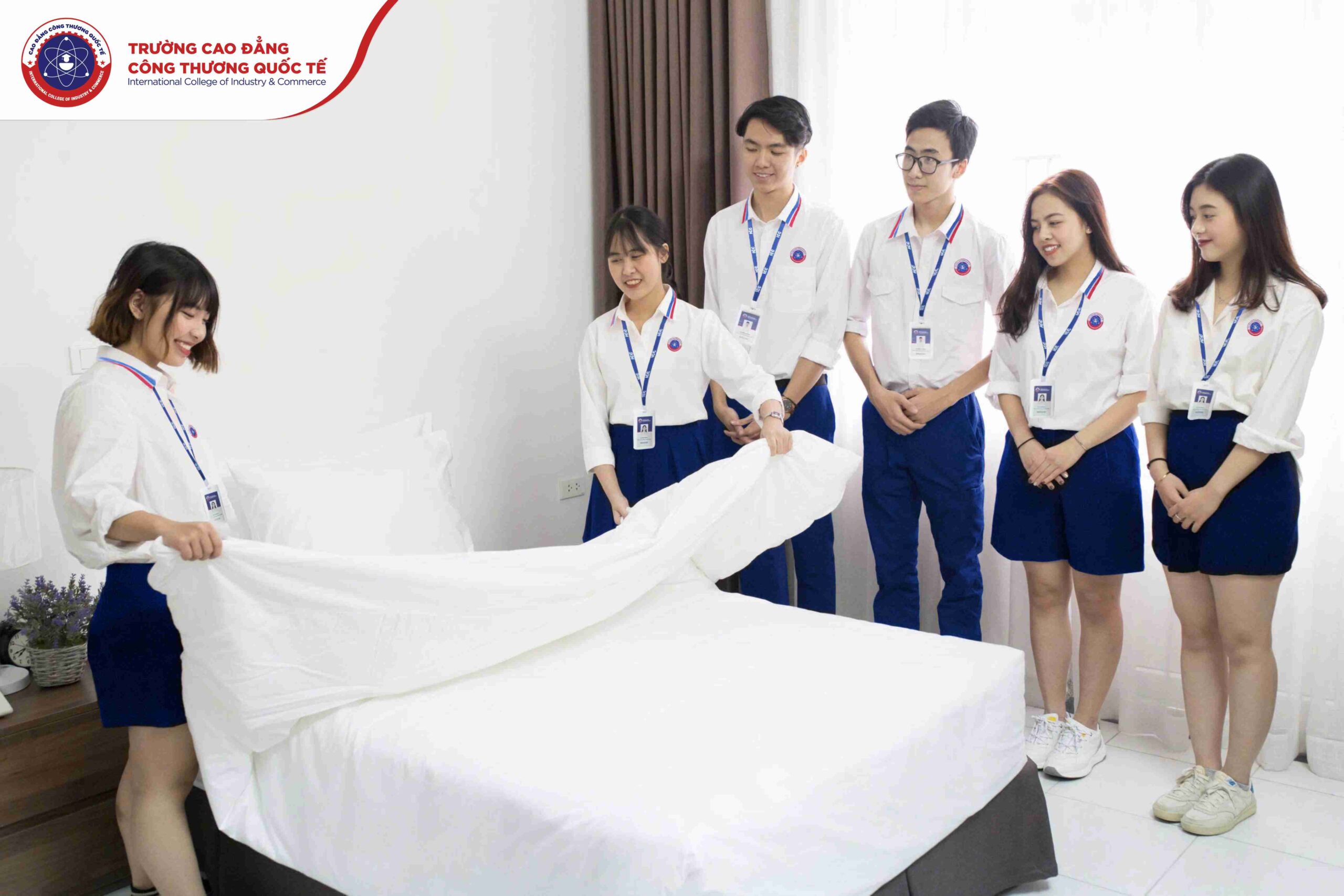 Không gian Phòng thực hành Khách sạn như một khách sạn cao cấp giúp sinh viên ngành Quản trị Khách sạn làm quen công việc từ A-Z. Từng thao tác gấp khăn, đặt gối, chỉnh ga giường đều được đào tạo đúng quy chuẩn khách sạn cao cấp. Không gian Phòng thực hành Khách sạn như một khách sạn cao cấp giúp sinh viên ngành Quản trị Khách sạn làm quen công việc từ A-Z. Từng thao tác gấp khăn, đặt gối, chỉnh ga giường đều được đào tạo đúng quy chuẩn khách sạn cao cấp.
