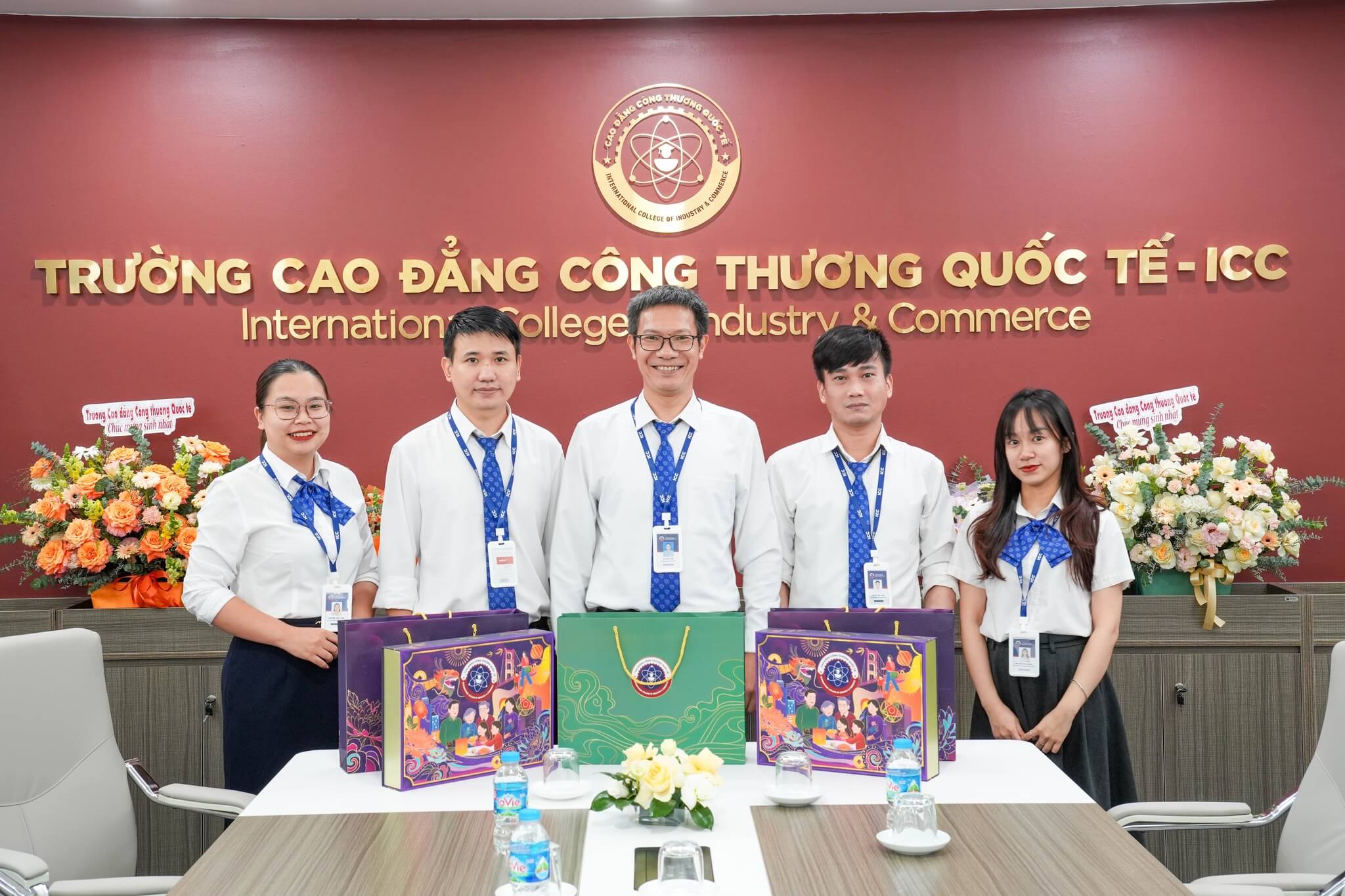Cán bộ nhân viên Phòng Đào tạo của trường Cao đẳng Công thương Quốc tế. Cán bộ nhân viên Phòng Đào tạo của trường Cao đẳng Công thương Quốc tế.