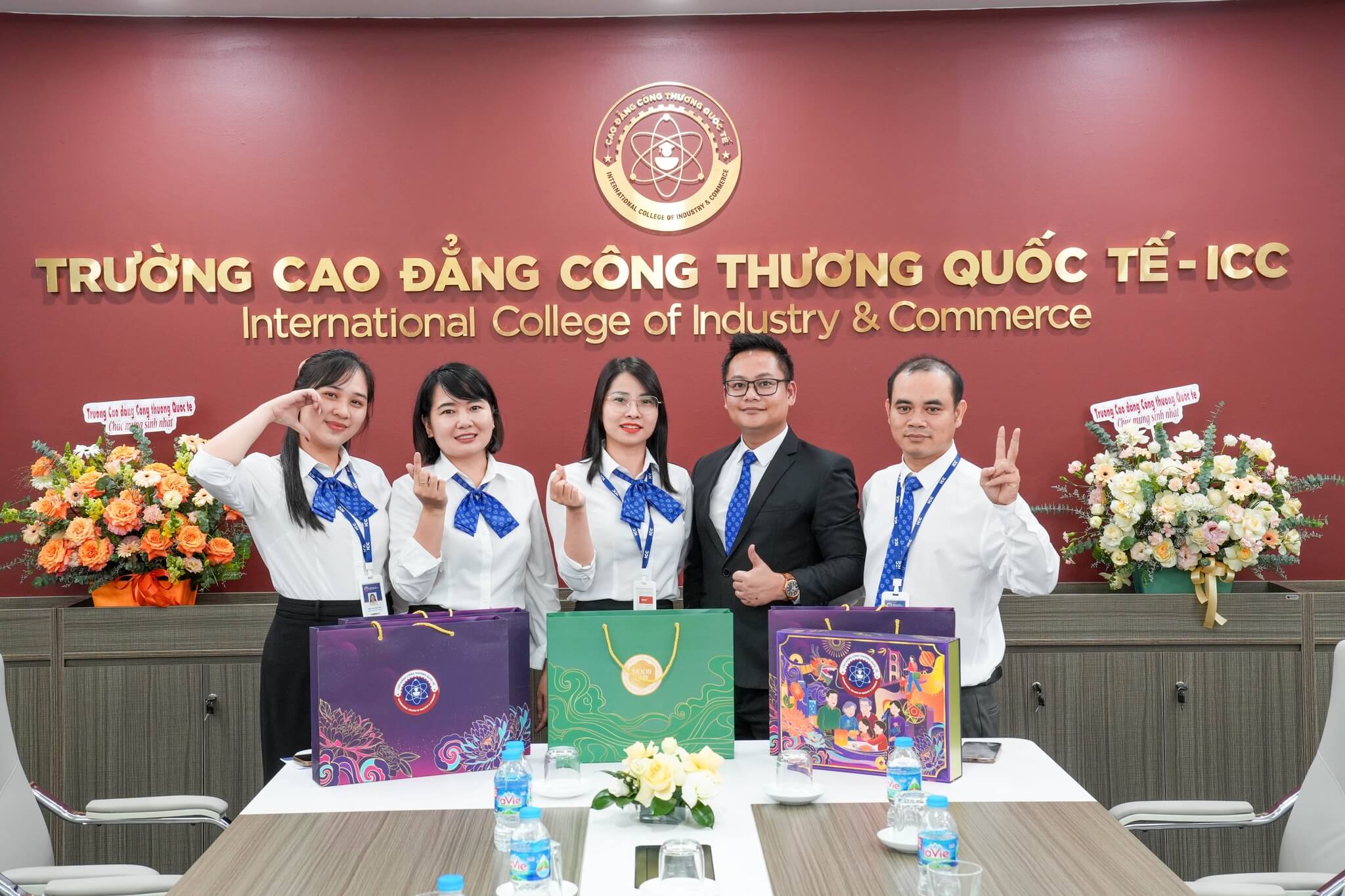 Cán bộ nhân viên Phòng Tổ chức Hành chính phấn khởi khi nhận được quà Trung thu đầy ý nghĩa. Cán bộ nhân viên Phòng Tổ chức Hành chính phấn khởi khi nhận được quà Trung thu đầy ý nghĩa.