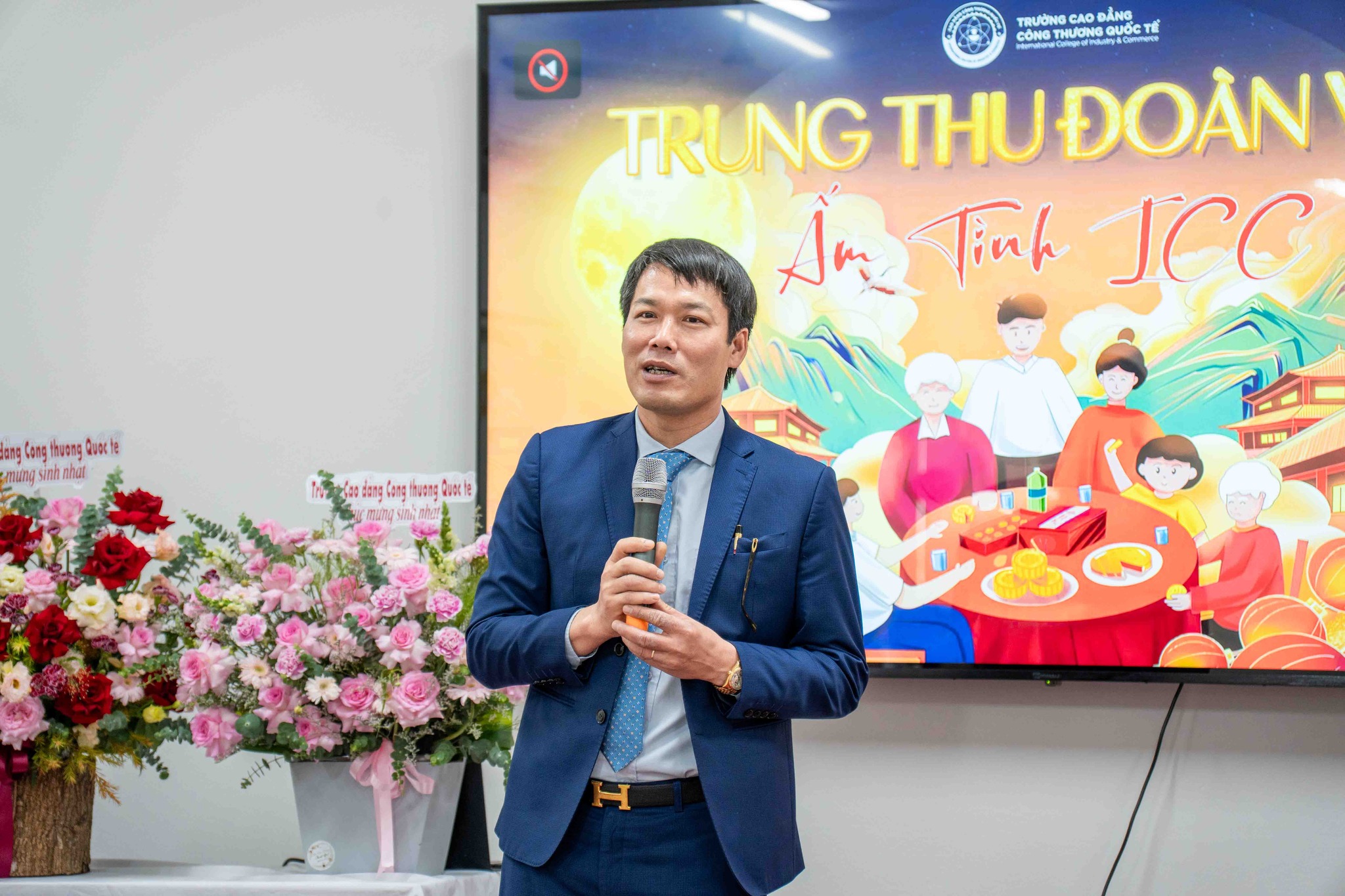 Thầy Đoàn Văn Minh - Hiệu trưởng Nhà trường phát biểu tại buổi gặp mặt. Thầy Đoàn Văn Minh - Hiệu trưởng Nhà trường phát biểu tại buổi gặp mặt.