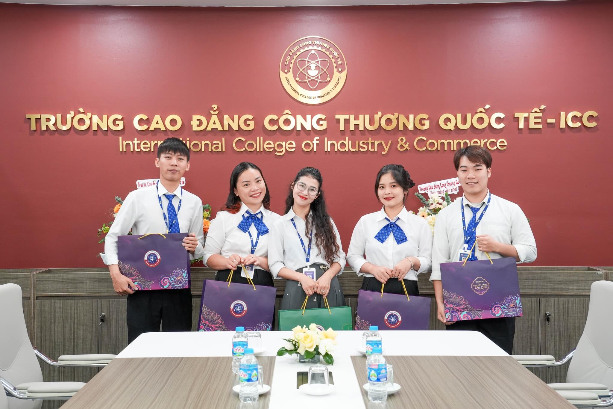Cán bộ nhân viên Phòng PR - Marketing của trường Cao đẳng Công thương Quốc tế. Cán bộ nhân viên Phòng PR - Marketing của trường Cao đẳng Công thương Quốc tế.