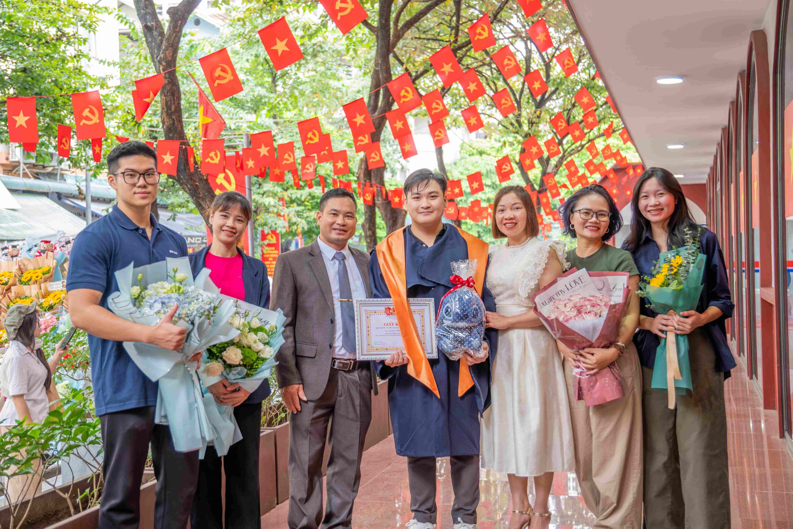 Khoảnh khắc không thể quên – nụ cười của cha mẹ trong ngày con tốt nghiệp. Khoảnh khắc không thể quên – nụ cười của cha mẹ trong ngày con tốt nghiệp.