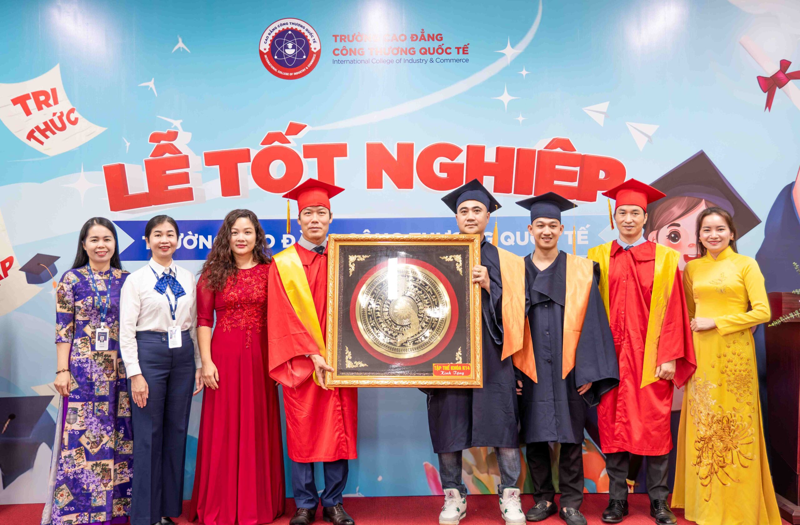 Tân cử nhân tặng hoa và quà tri ân Ban giám hiệu Nhà trường. Tân cử nhân tặng hoa và quà tri ân Ban giám hiệu Nhà trường.