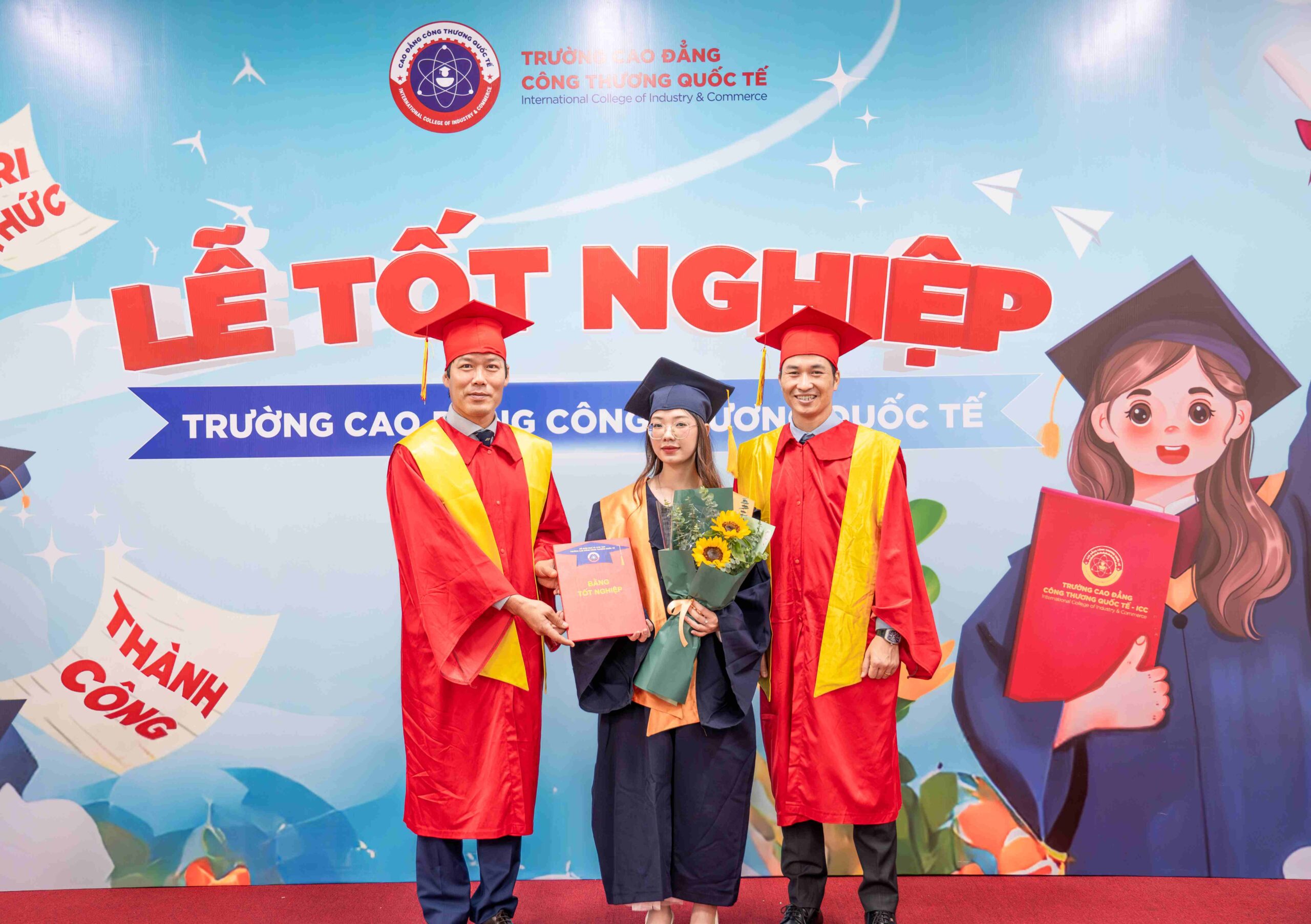 Tân cử nhân trên tay tấm bằng tốt nghiệp danh giá. Tân cử nhân trên tay tấm bằng tốt nghiệp danh giá.