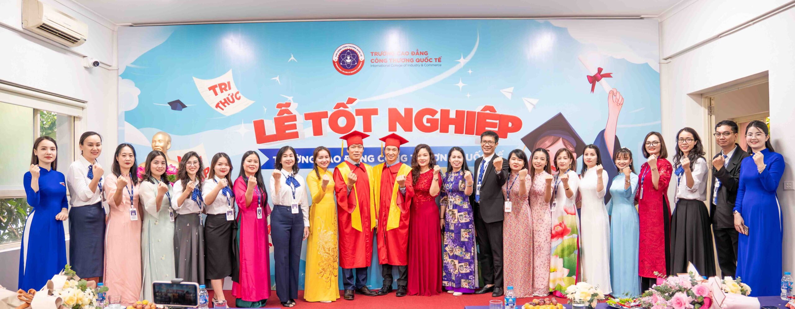 Tập thể cán bộ giảng viên, nhân viên của trường Cao đẳng Công thương Quốc tế. Tập thể cán bộ giảng viên, nhân viên của trường Cao đẳng Công thương Quốc tế.