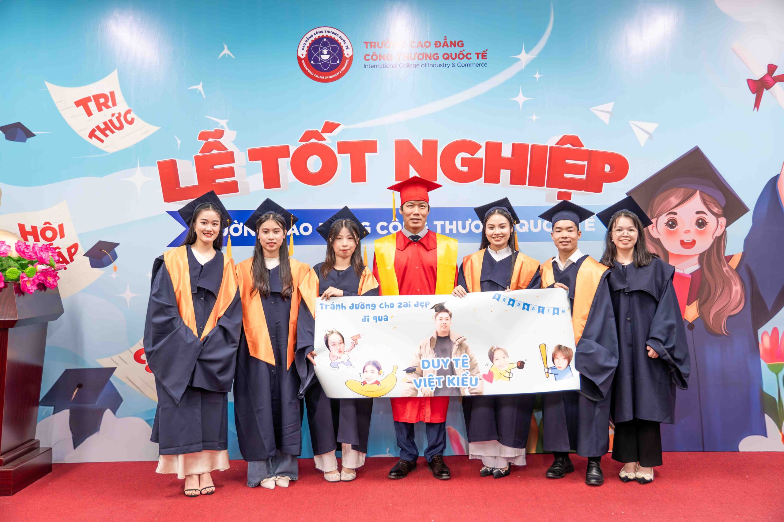 Các bạn sinh viên tranh thủ check-in cùng bạn bè, thầy cô và gia đình để lưu lại những khoảnh khắc đáng nhớ. Các bạn sinh viên tranh thủ check-in cùng bạn bè, thầy cô và gia đình để lưu lại những khoảnh khắc đáng nhớ.