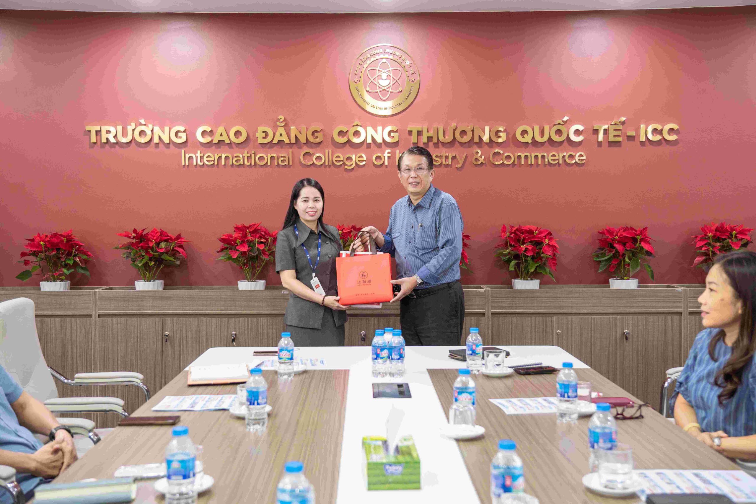 Đối tác Đài Loan tặng quà lưu niệm cho Ban lãnh đạo trường Cao đẳng Công thương Quốc tế. Đối tác Đài Loan tặng quà lưu niệm cho Ban lãnh đạo trường Cao đẳng Công thương Quốc tế.