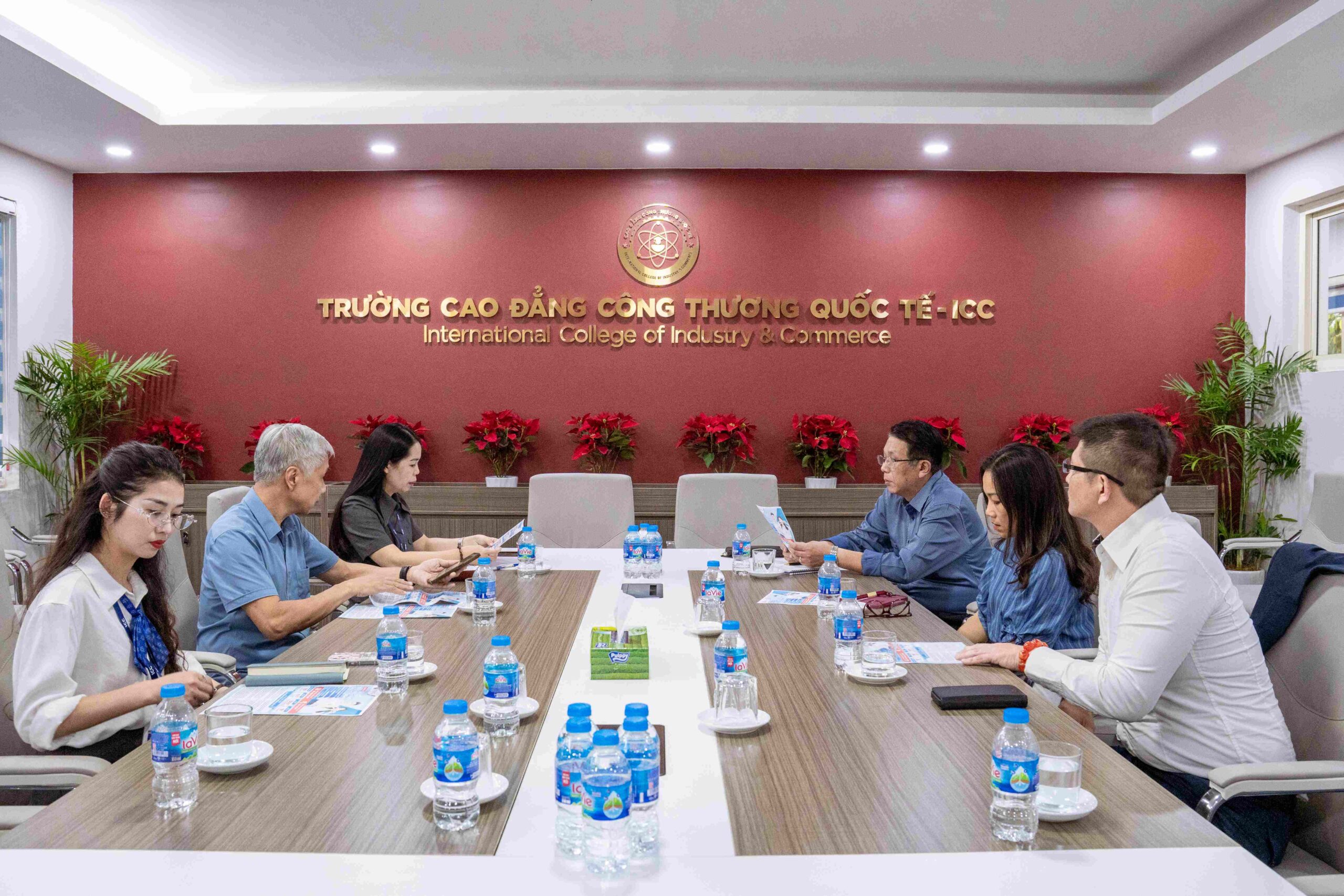 Buổi làm việc diễn ra trong không khí trang trọng, chuyên nghiệp. Buổi làm việc diễn ra trong không khí trang trọng, chuyên nghiệp.