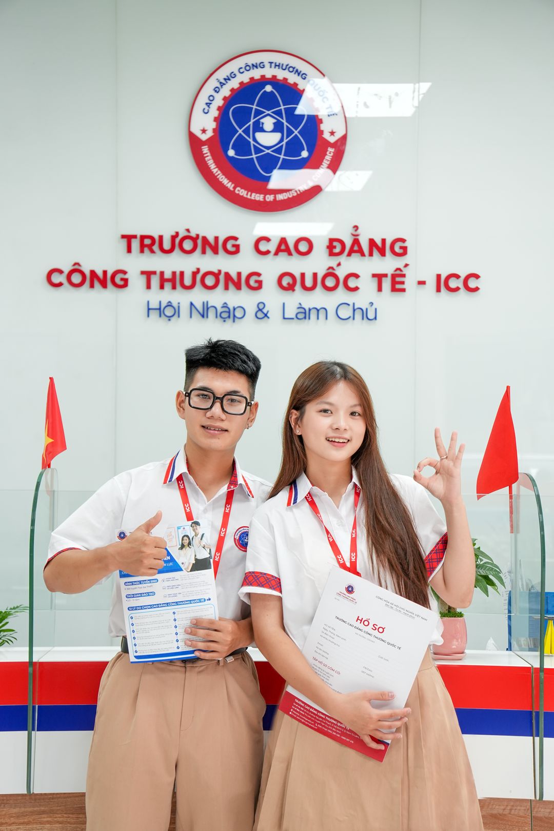 Sinh viên ICC tự tin trong bộ đồng phục. 