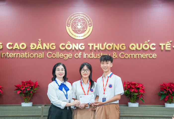Tiến sĩ Trần Thị Ngân Giang - Phó hiệu trưởng kiêm Trưởng khoa Du lịch trường Cao đẳng Công thương Quốc tế trao Giải Đặc biệt cho sinh viên. Tiến sĩ Trần Thị Ngân Giang - Phó hiệu trưởng kiêm Trưởng khoa Du lịch trường Cao đẳng Công thương Quốc tế trao Giải Đặc biệt cho sinh viên.